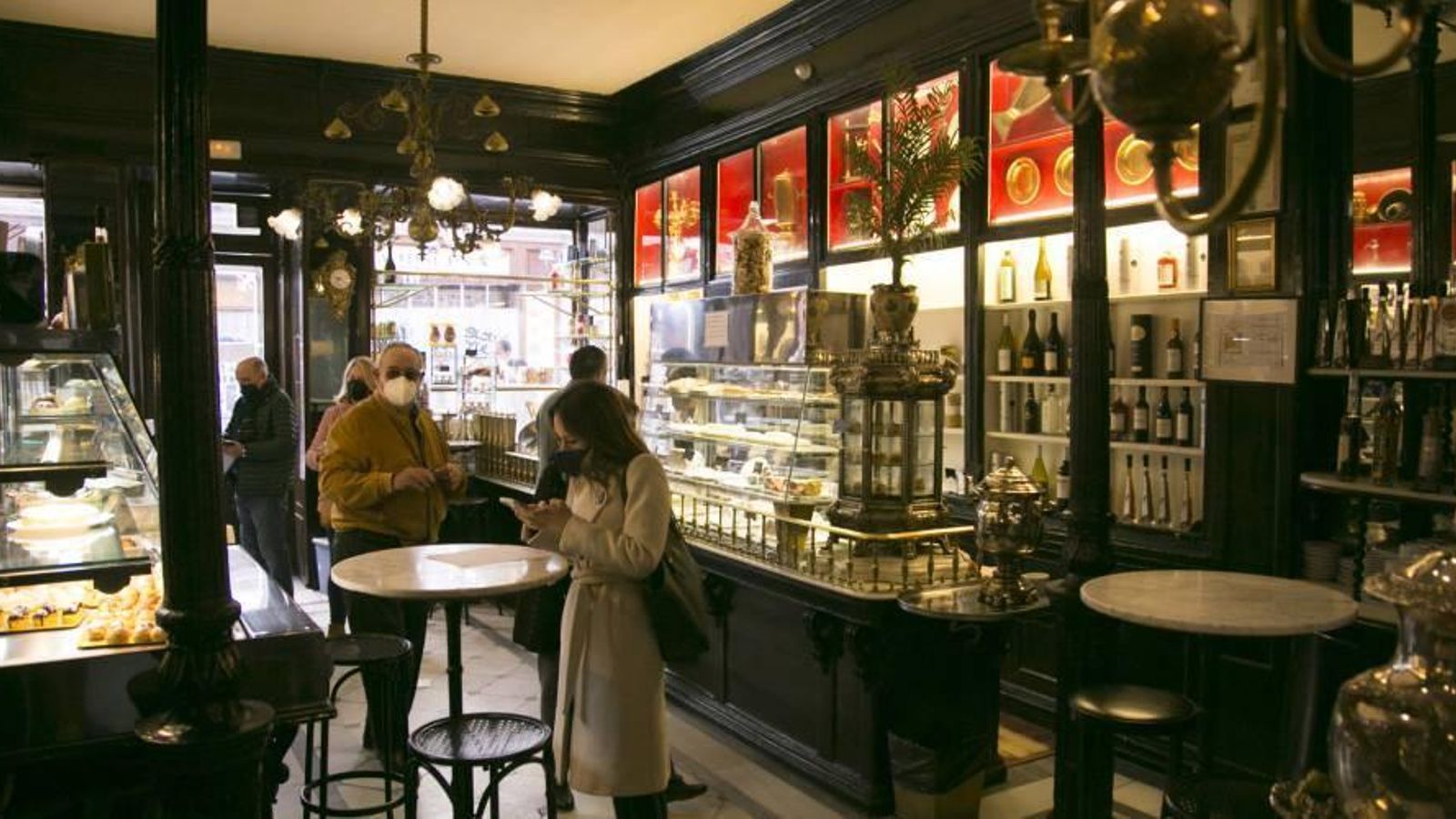 Interior del restaurante Lhardy, con su pastelería a la izquierda.