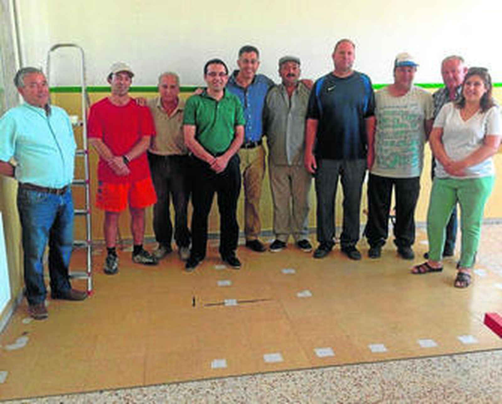 El diputado del PFEA, el alcalde, varios ediles y los trabajadores.