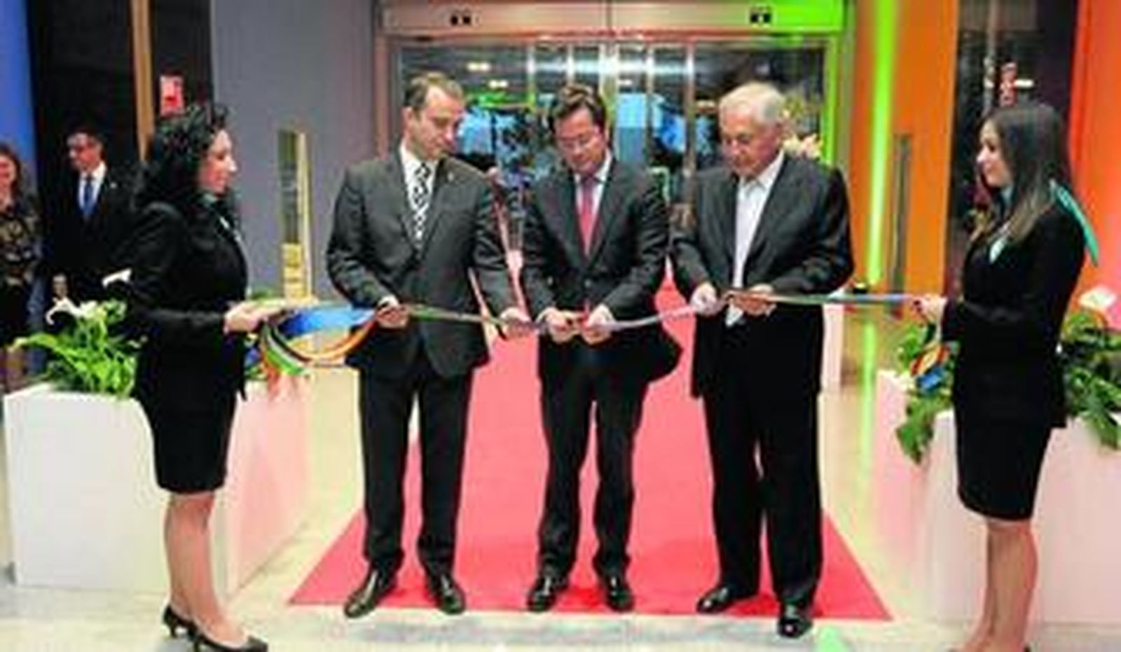 Amós García, Francisco Góngora y Francisco Torrelaguna en el corte de la cinta de inauguración.