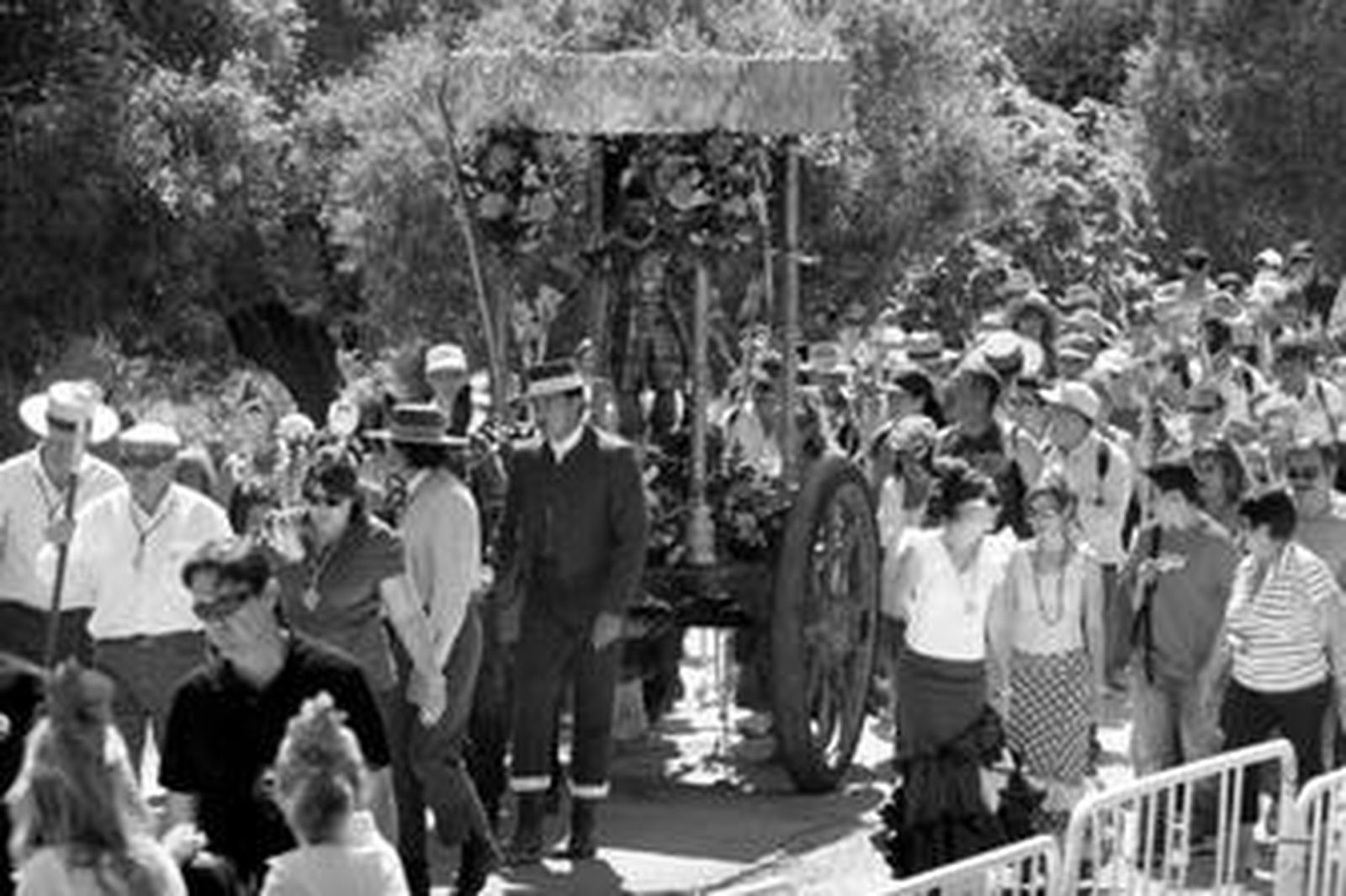 Gran cantidad de personas acompaña a la imagen de San Isidro andando hasta la Montera del Torero.