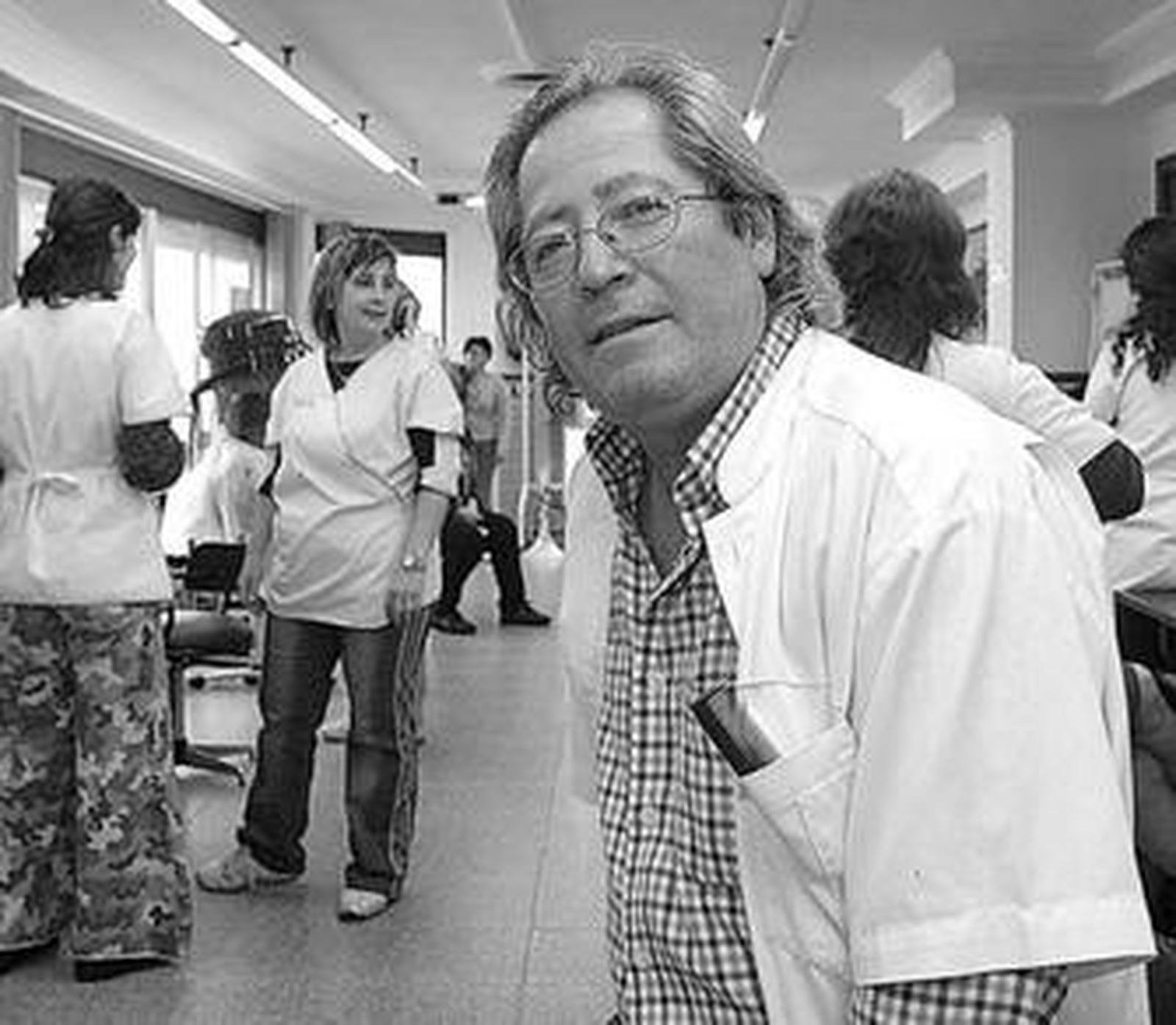 Imagen de archivo de Paco Ocaña en la peluquería que gestiona en Algeciras.