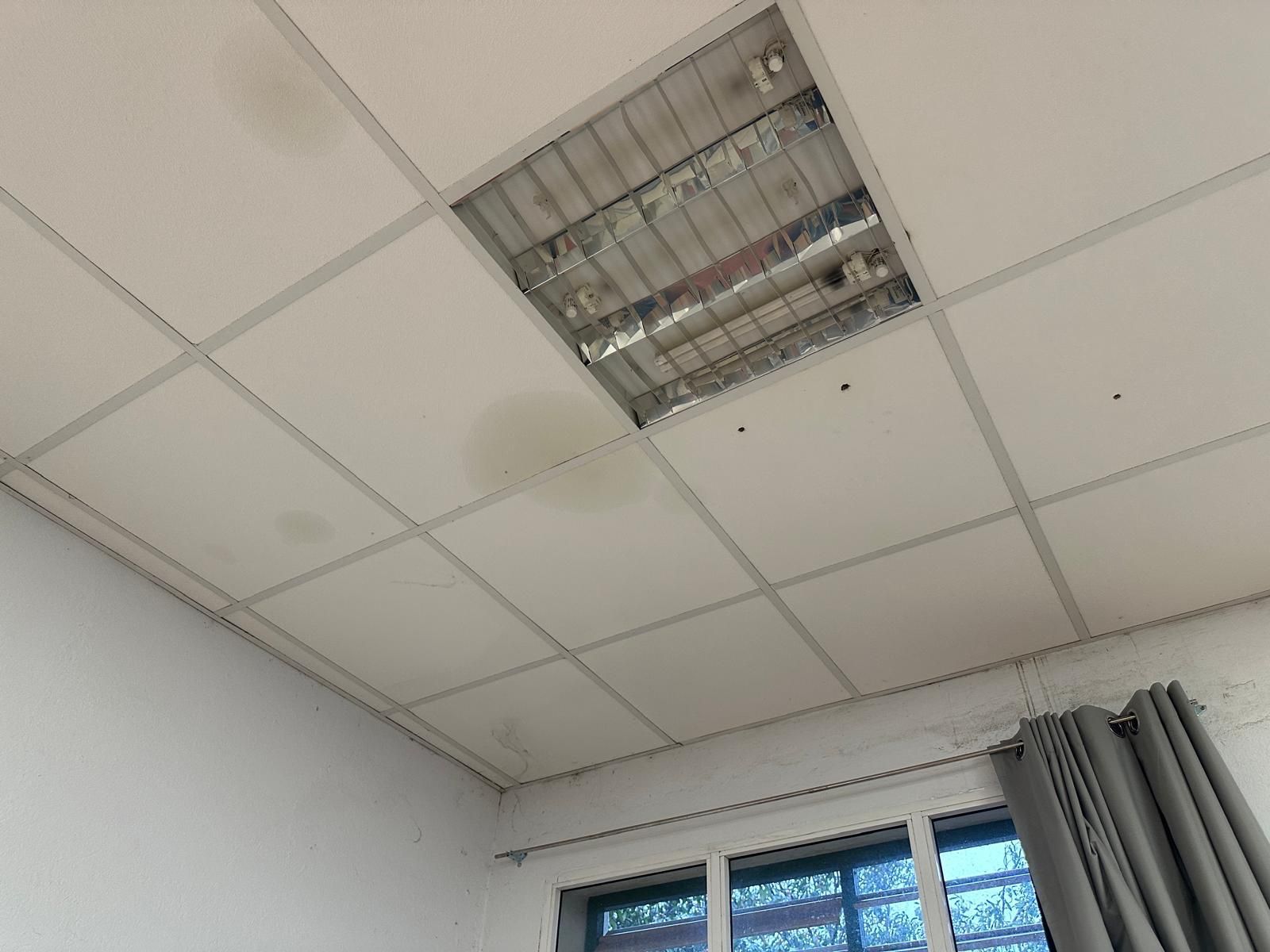 Fotografías de las goteras y humedades en el IES San Blas de Aracena, con alumnos desalojados este miércoles