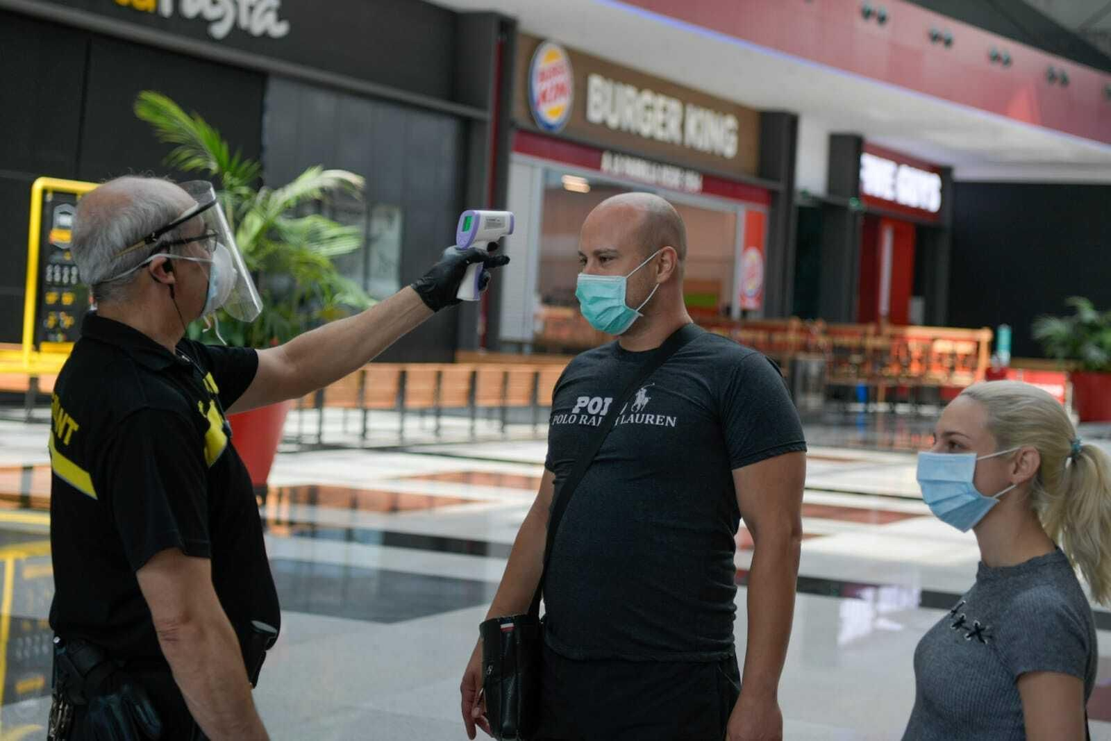 Fotos de la reapertura del centro comercial Nevada Shopping en Granada