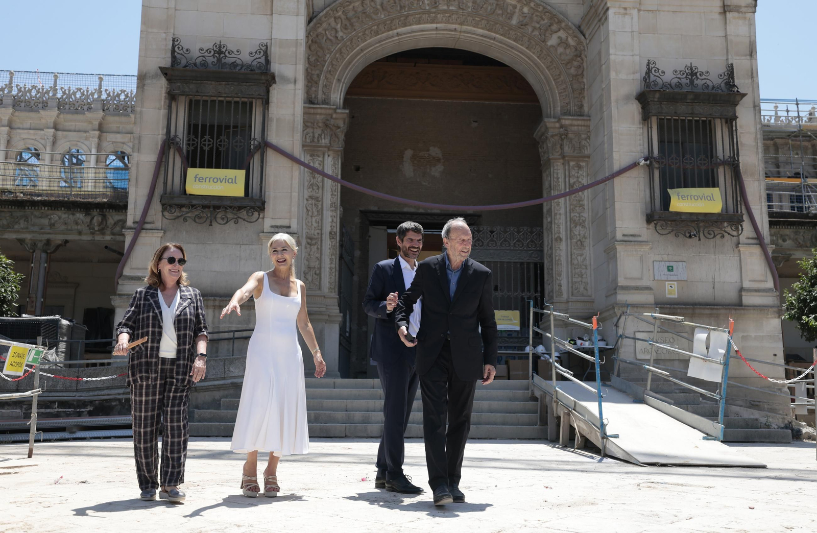 El ministro de Cultura, Ernest Urtasun, en su visita a las obras del Museo Arqueológico de Sevilla junto con la consejera Patricia del Pozo y el arquitecto Guillermo Vázquez Consuegra, el pasado 7 de julio.