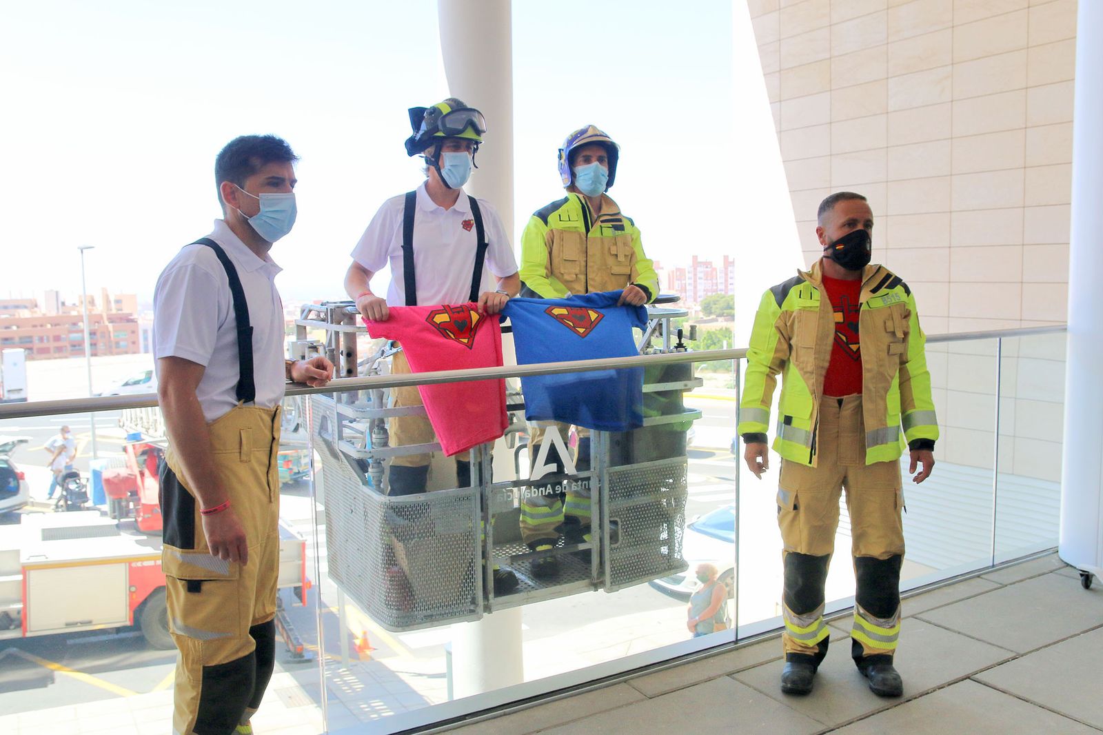 Fotogalería los bomberos de Almería regalan un cochecito eléctrico y camisetas a los niños hospitalizados de Torrecárdenas