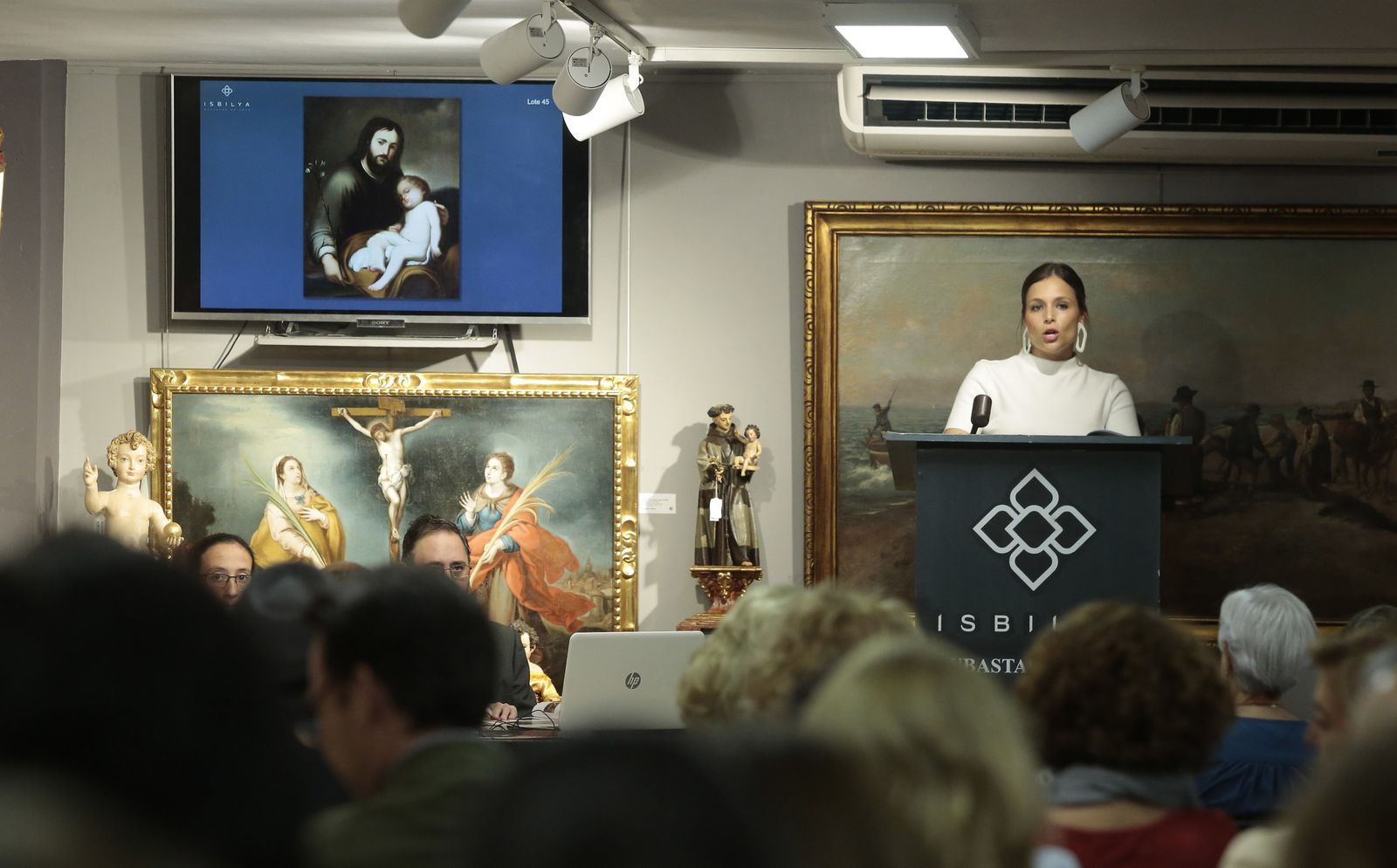 Momento de la subasta de pintura antigua con la obra de Juan Simón Gutiérrez a puja.