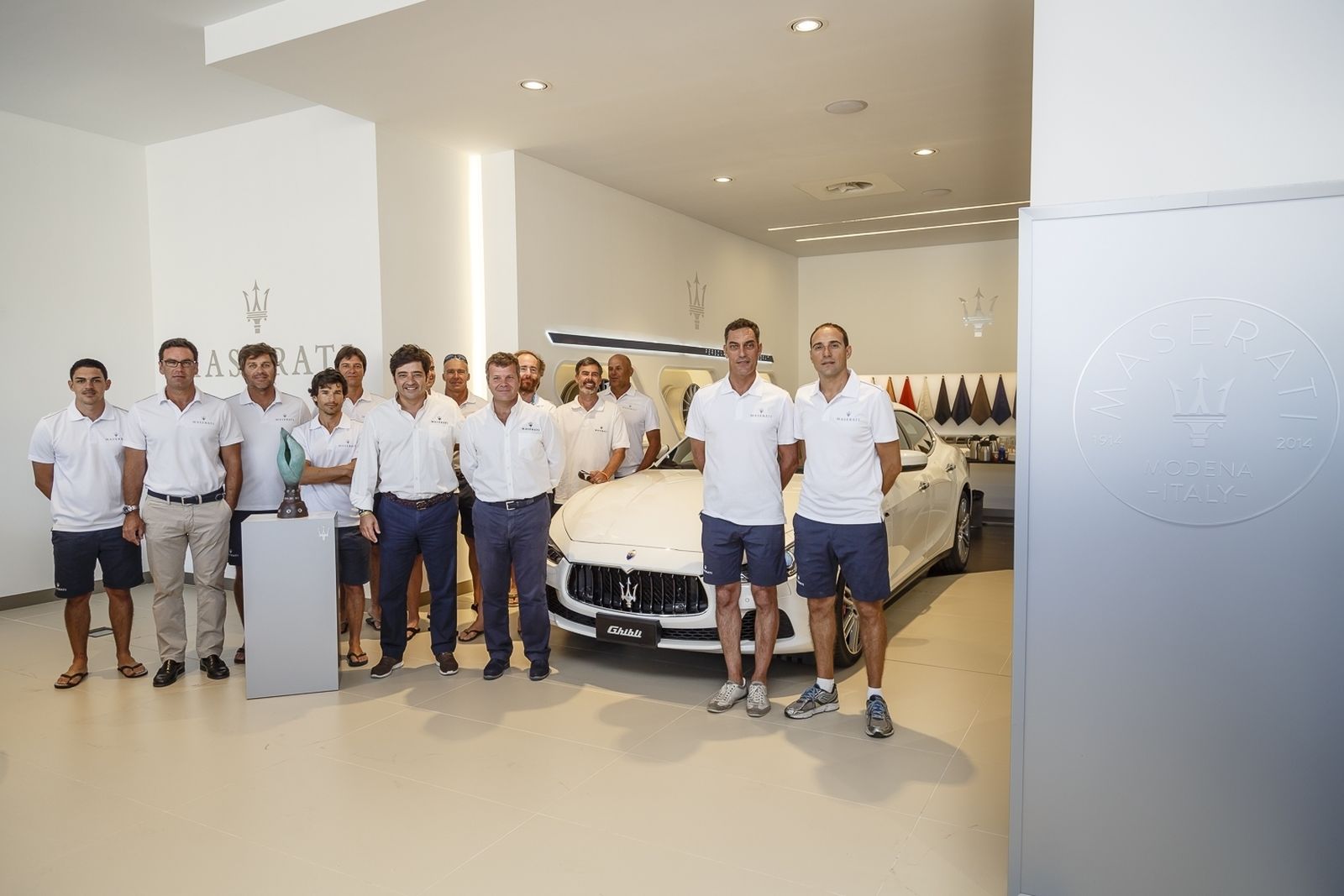 La tripulación del barco con Enrique Lorenzana y Andrés Vidal.