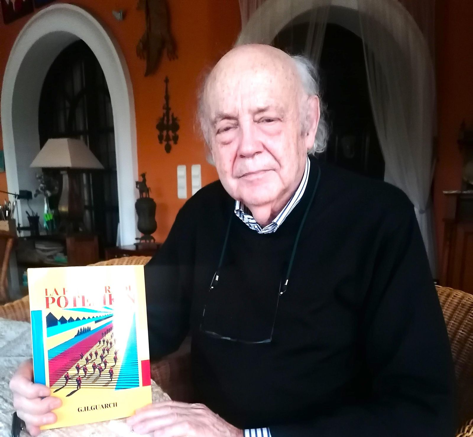 Gonzalo Hernández Guarch con la nueva novela que presenta en Roquetas de Mar.