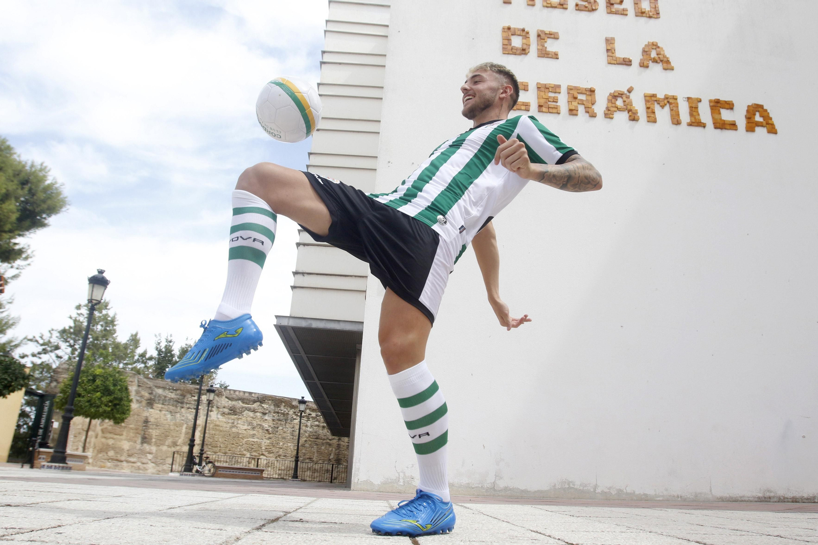 La presentación de Antonio Casas como jugador del Córdoba CF, en imágenes