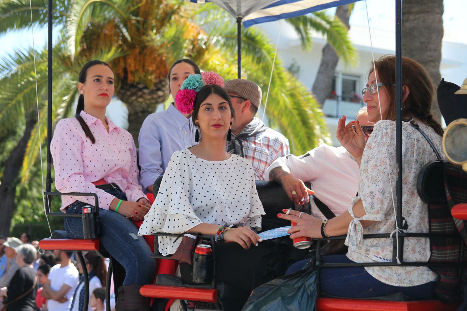 Imágenes de los caballistas, peregrinos a pie y carros de la Hdad de Emigrantes