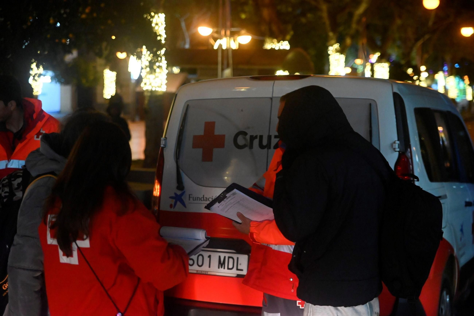 Una noche en la calle con la Cruz Roja de Córdoba, en imágenes