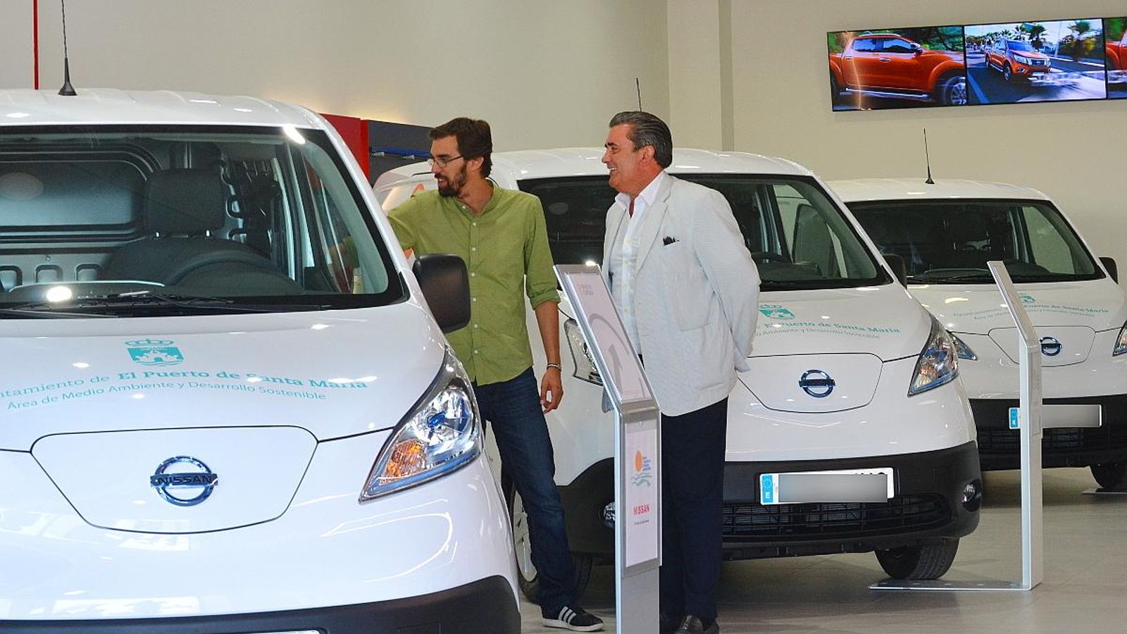 a, Bueno y Martos observan los vehículos.