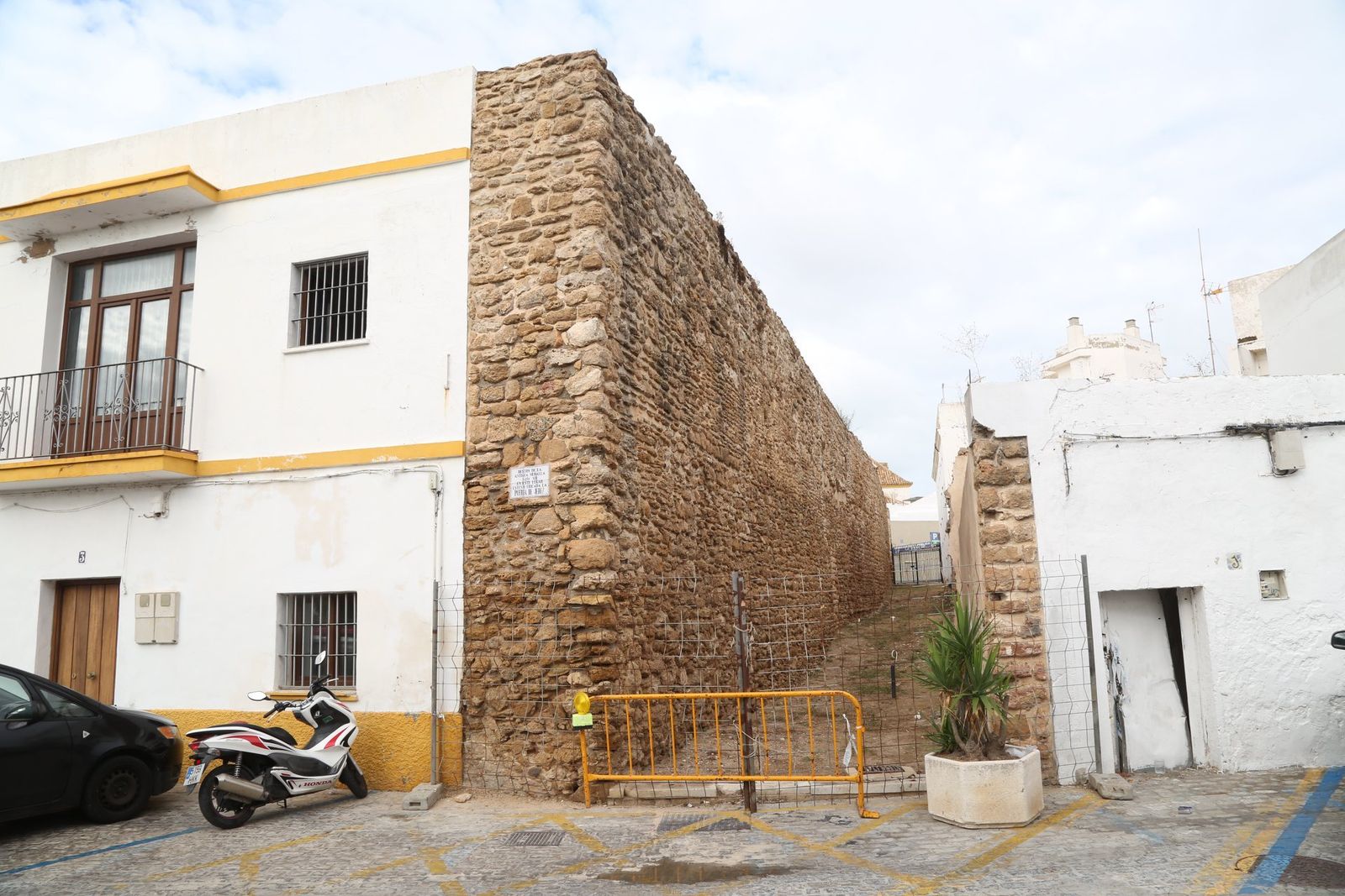 La nueva calle está proyectada para poner en valor la Muralla de Rota.
