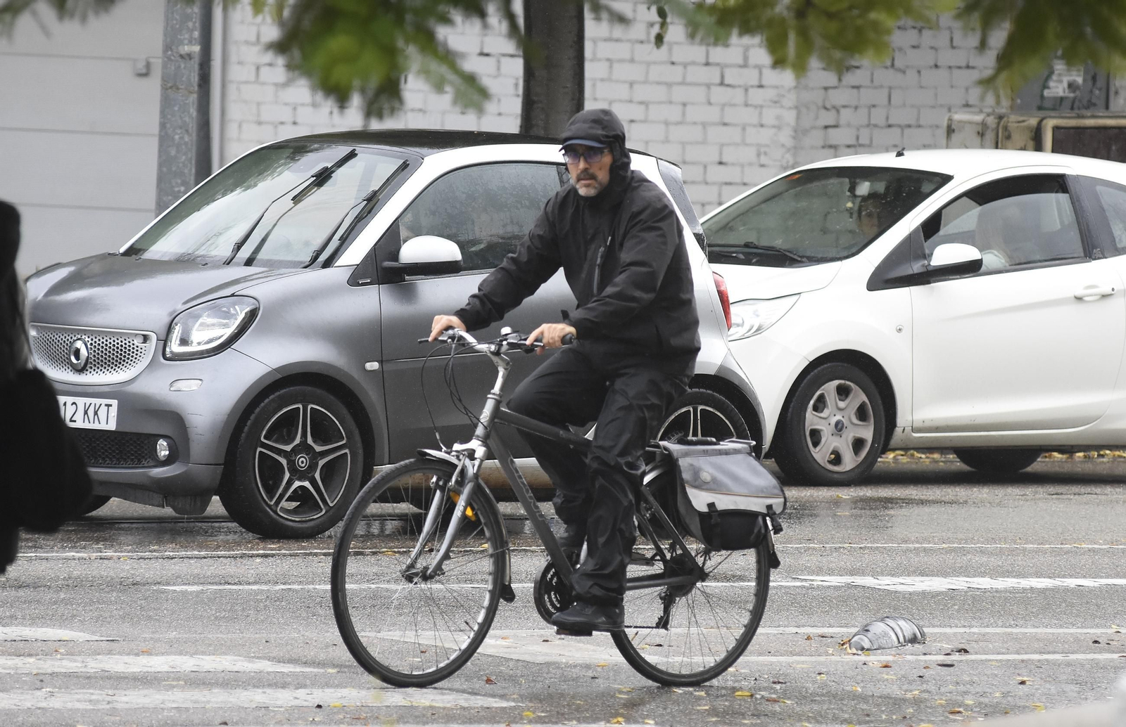 Un hombre en bicicleta bajo la lluvia en Córdoba.