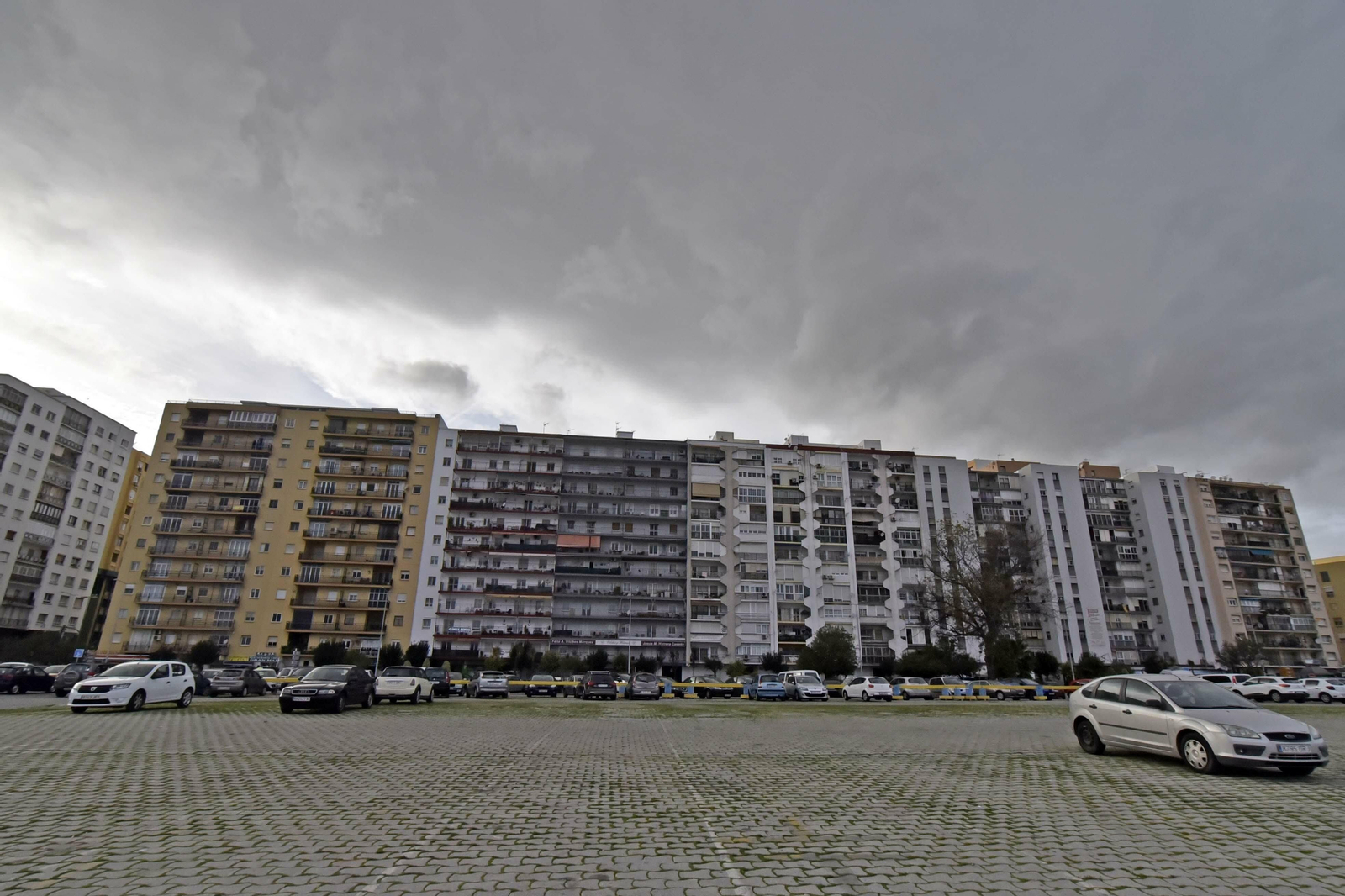 Parte de los edificios de la avenida Virgen del Carmen se incluyen en los puntos de conflicto por exceso de ruido Parte de los edificios de la avenida Virgen del Carmen se incluyen en los puntos de conflicto por exceso de ruido