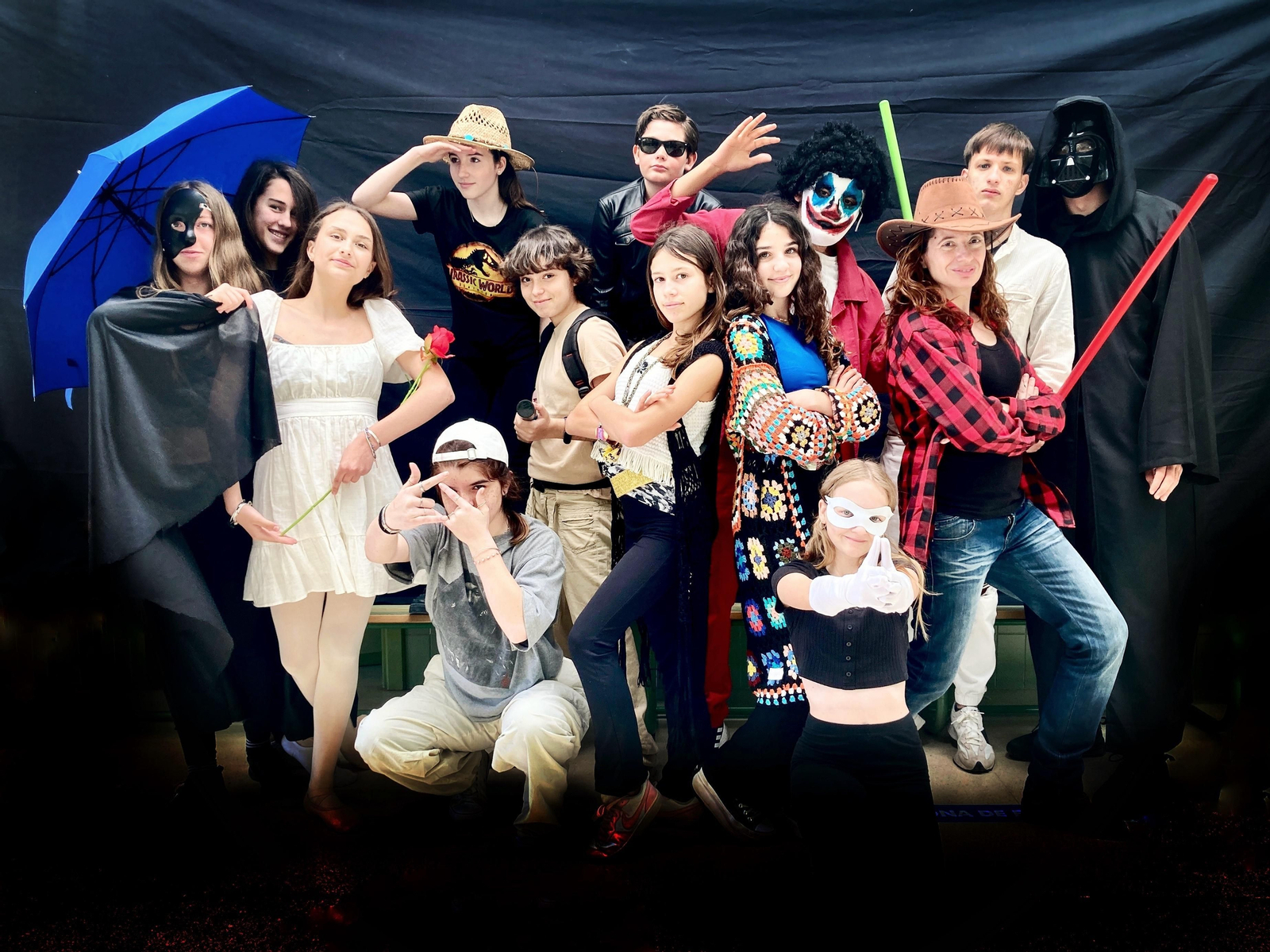 Grupo de alumnos caracterizados para su actuación musical junto a su profesora Esther Peñas.