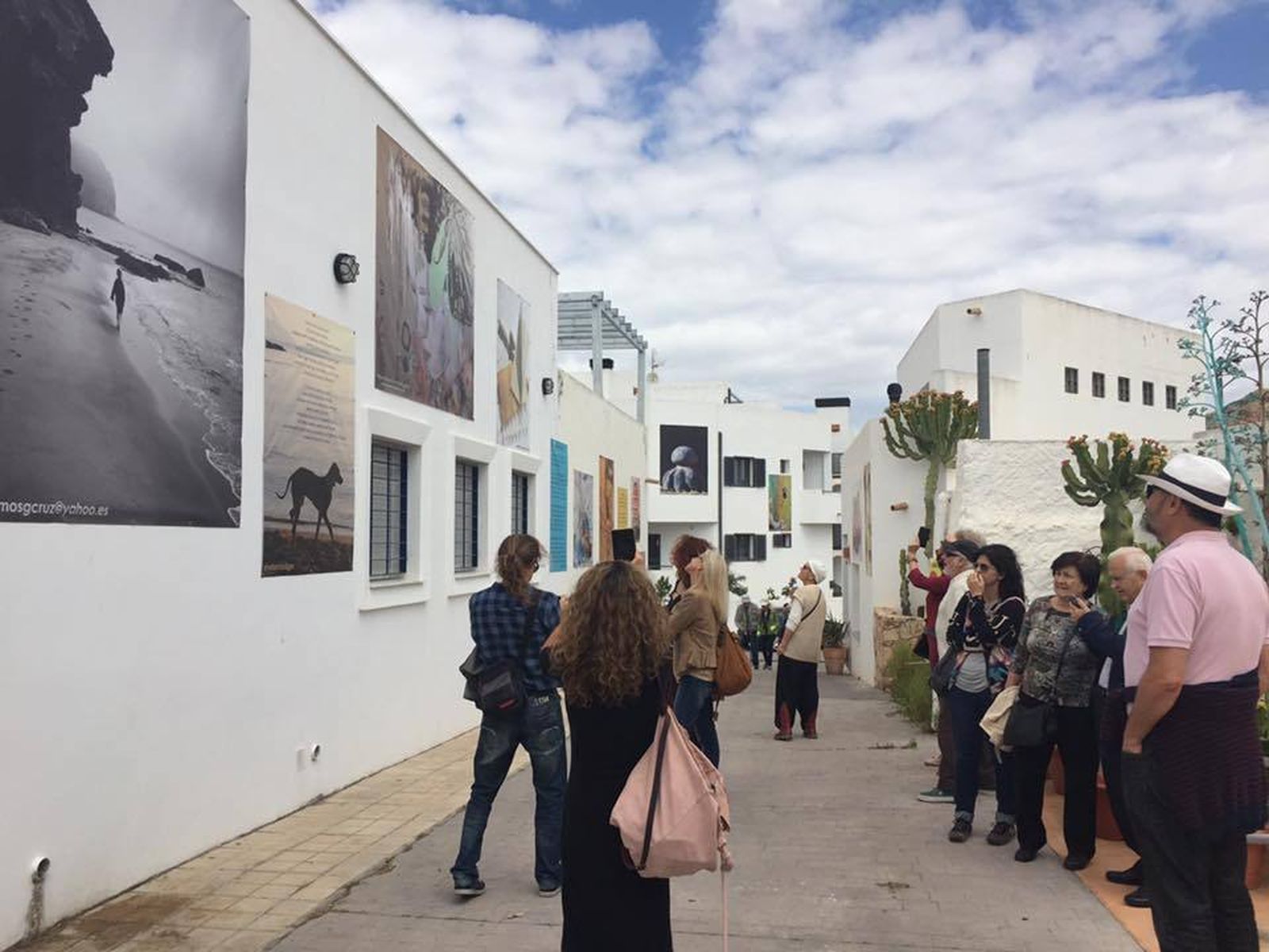 Las calles de Rodalquilar, con las pitas como protagonistas, se llenan de arte