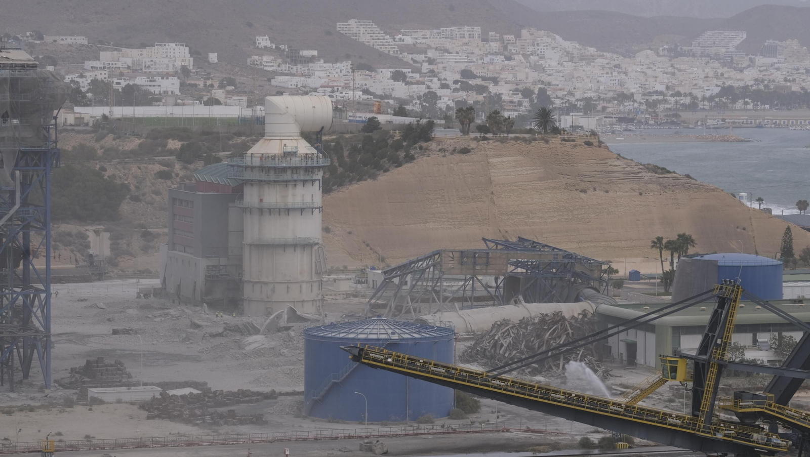 El derribo de la Torre Litoral de Endesa en Carboneras, en imágenes