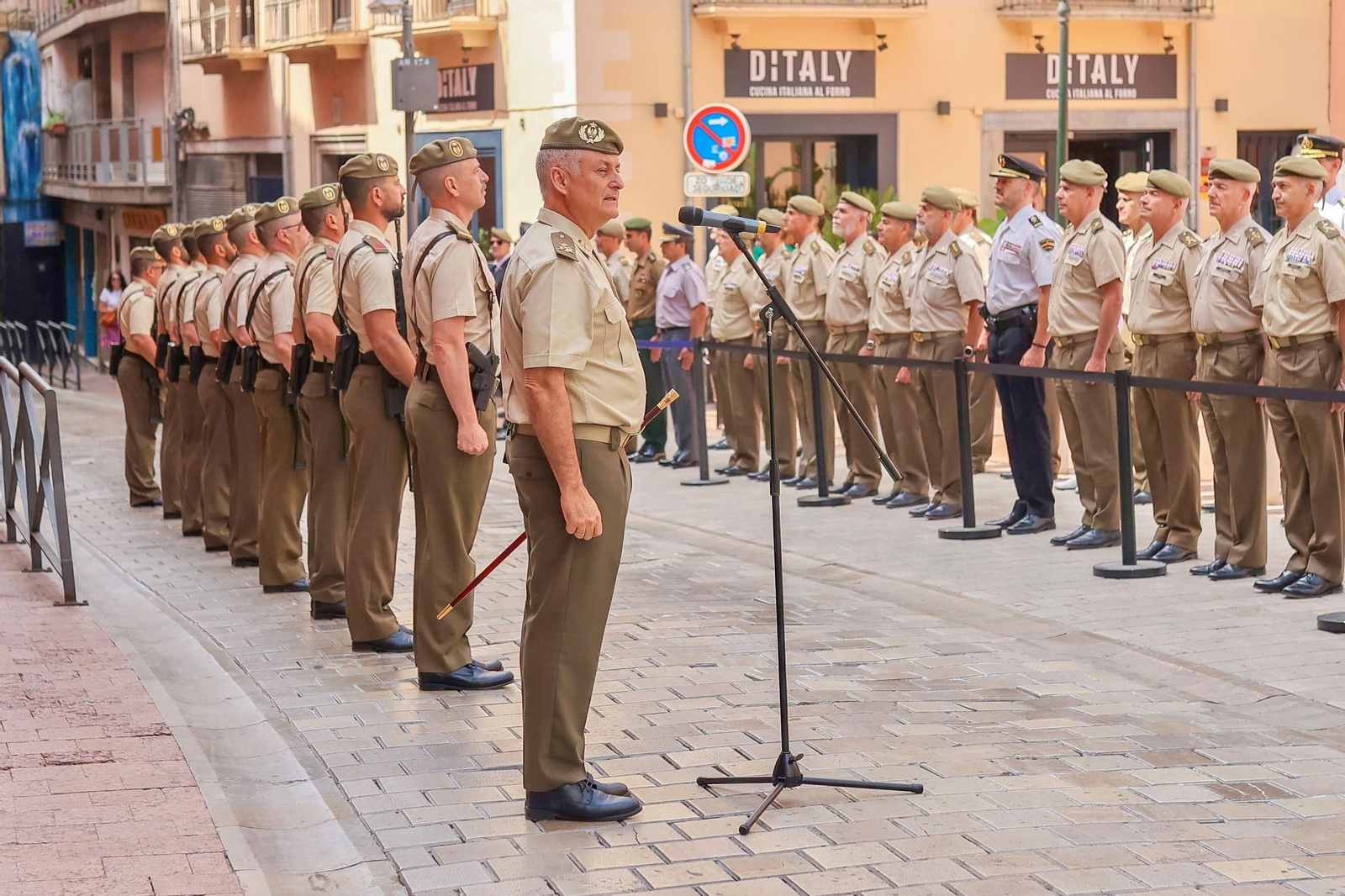 Fotos: el acto de izado de la bandera de España en Granada por el Día de las Fuerzas Armadas