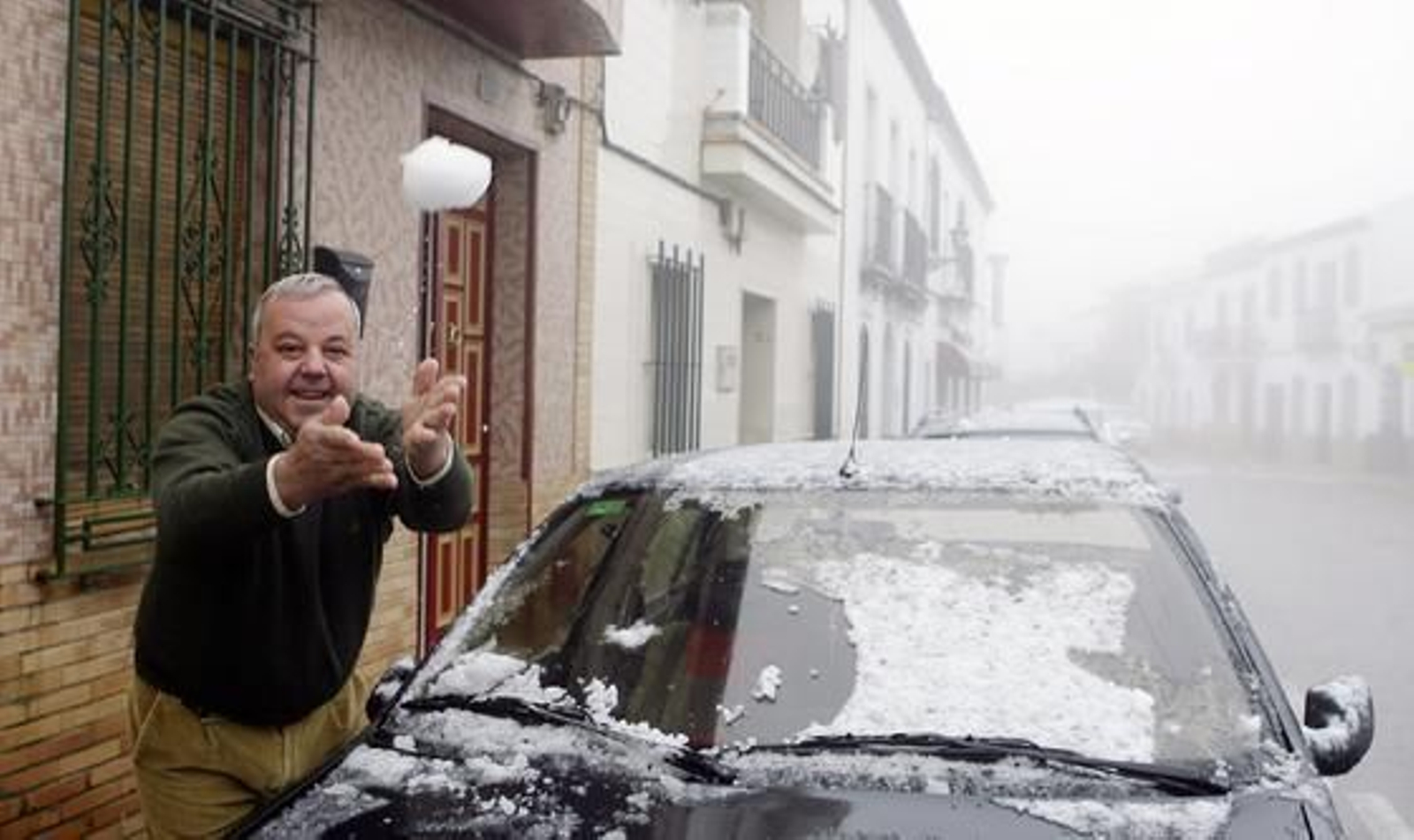 La nieve llenó los coches de Olivares.

Foto: Juan Carlos Muñoz, Manuel Gómez, Antonio Pizarro