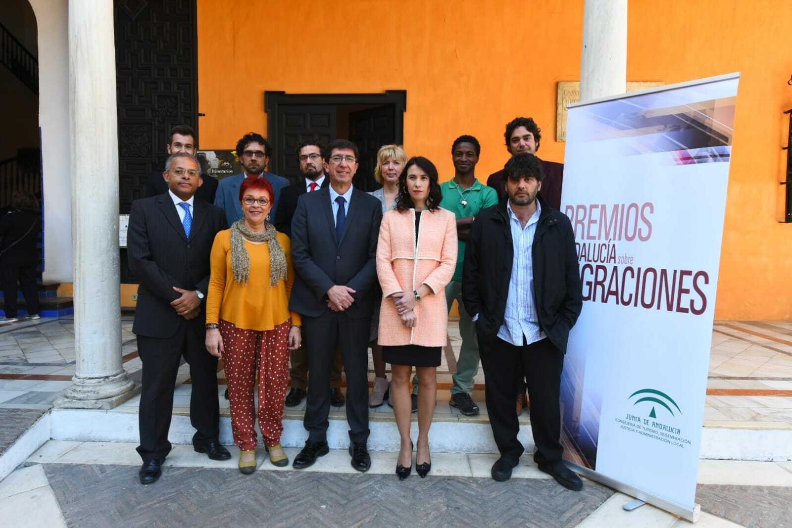 Mx Adam (primero por la izquierda) tras recibir el premio de manos de Juan Marín (centro)