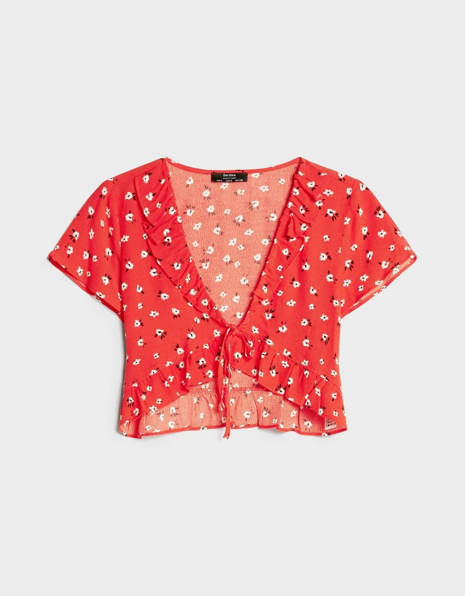 Blusa cruzada de flores de Bershka.