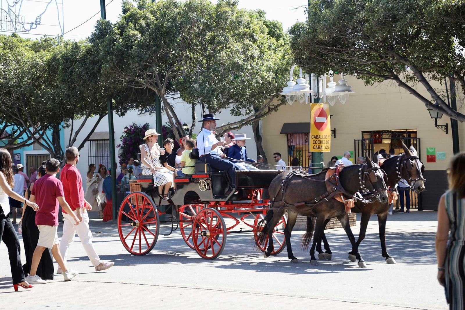 El ambiente festivo en el Real de la Feria de Málaga de este miércoles, en imágenes