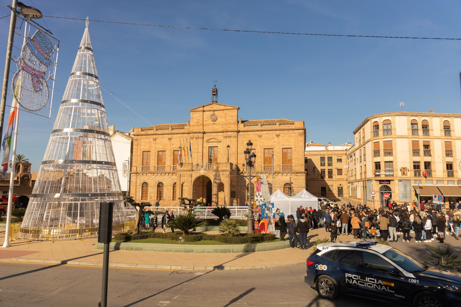 Más de 500 personas guardan un minuto de silencio en Linares por la trágica muerte de tres personas