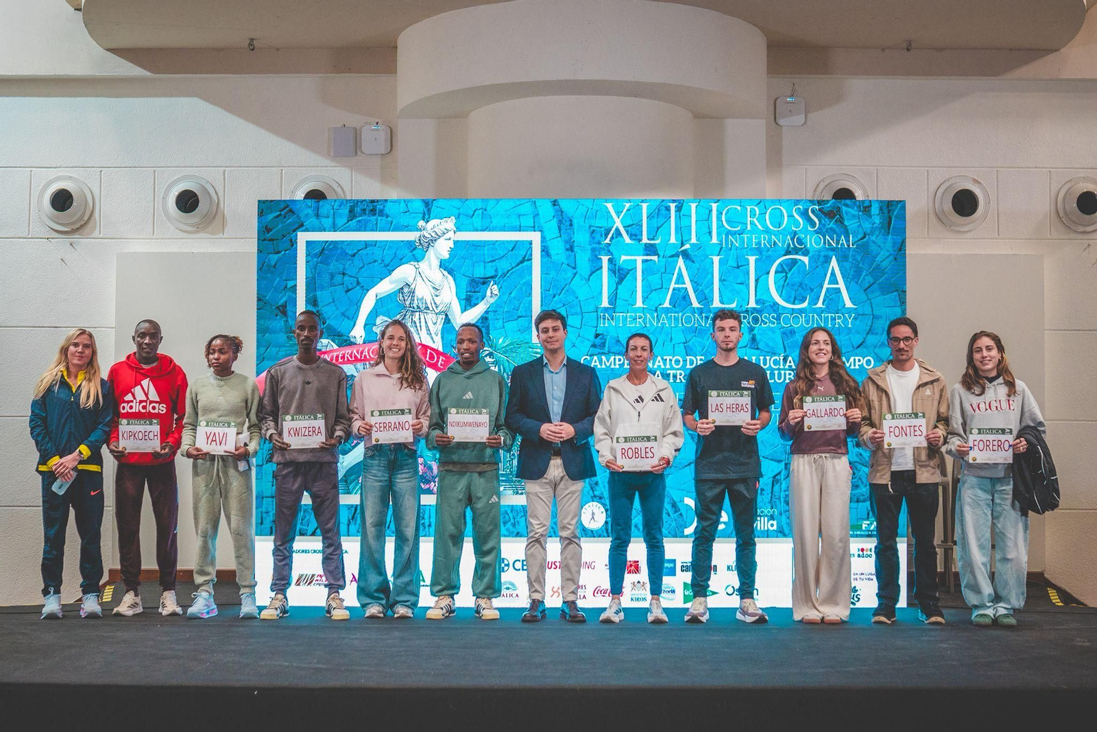 La imagen de los mejores atletas del Cross de Itálica con la campeona olímpica, Winfred Yavi, la tercera por la izquierda.