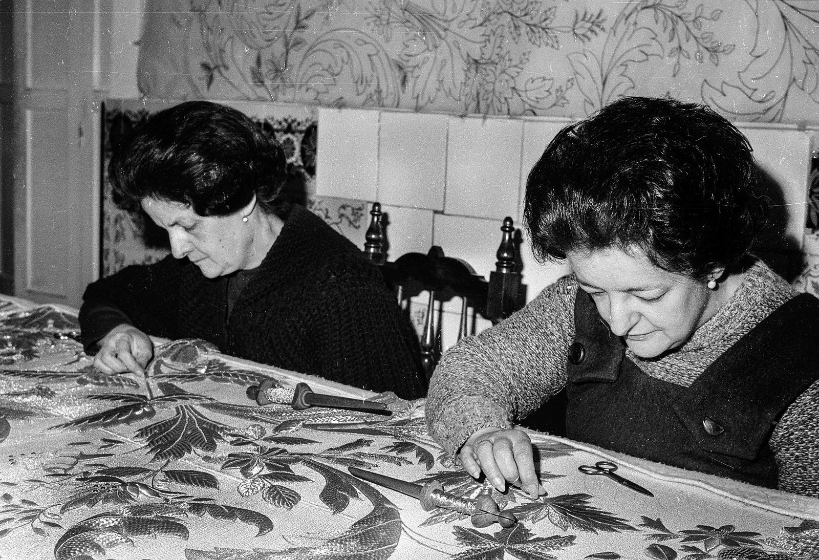 Las hermanas Martín Cruz bordando en su taller.