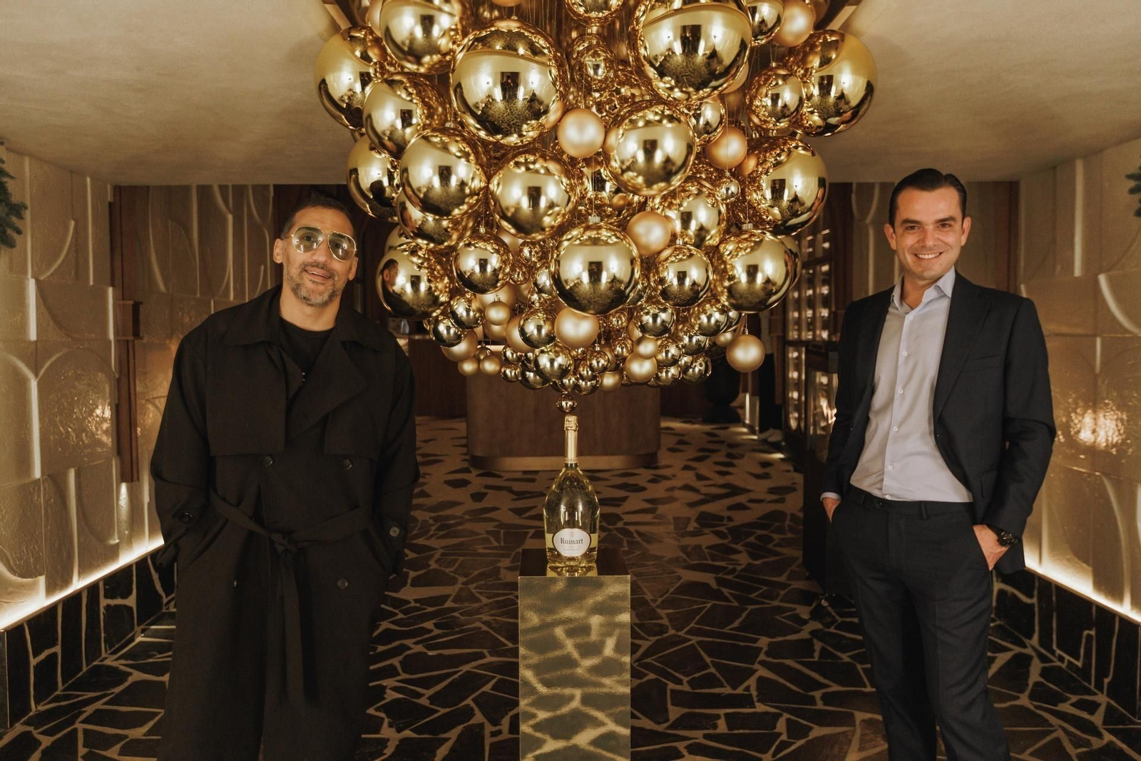 Zazou Belounis y Manuel Espejo ante el árbol de Nota Blu New Brasserie