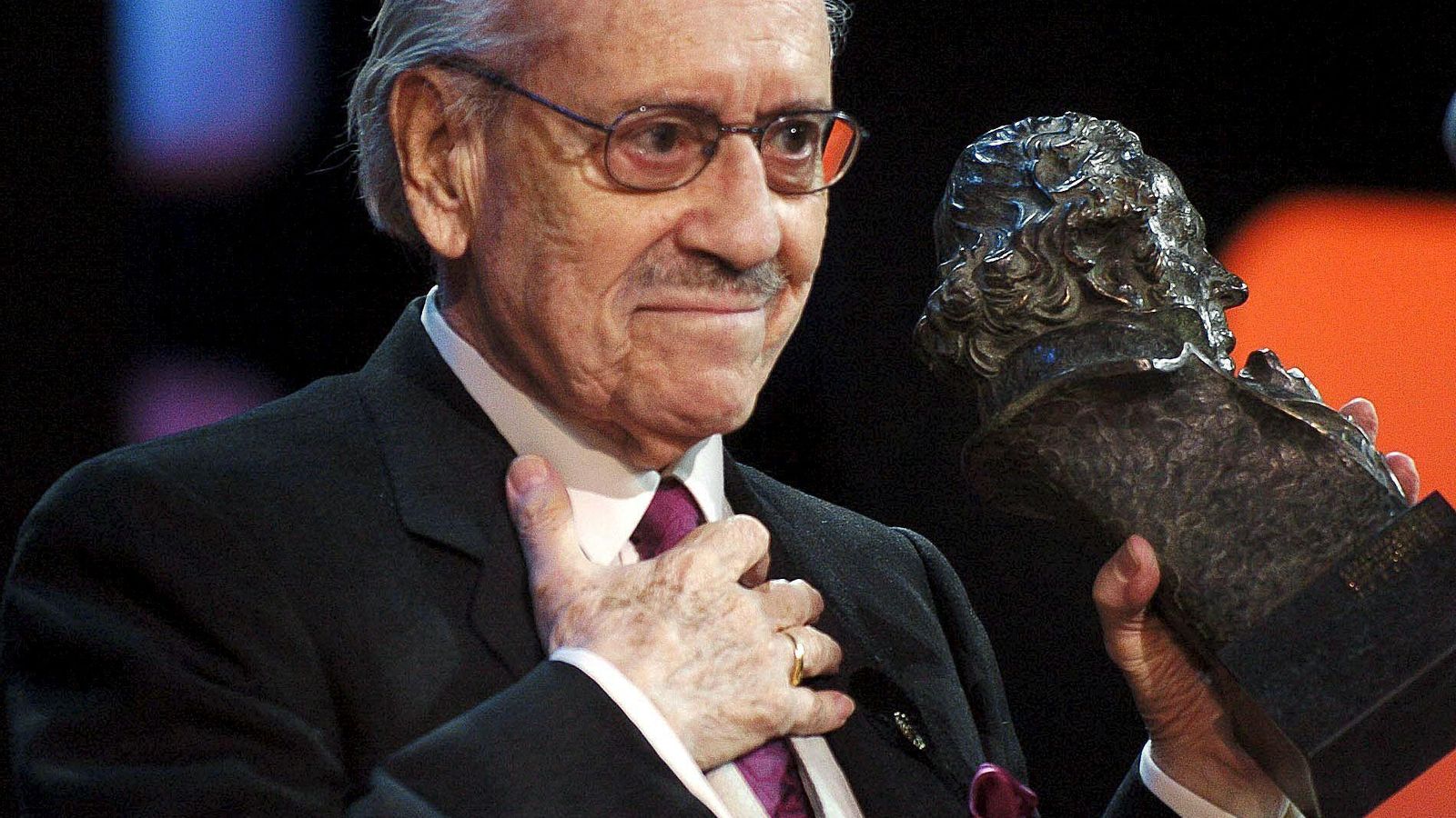 Con el Goya de Honor en 2004.