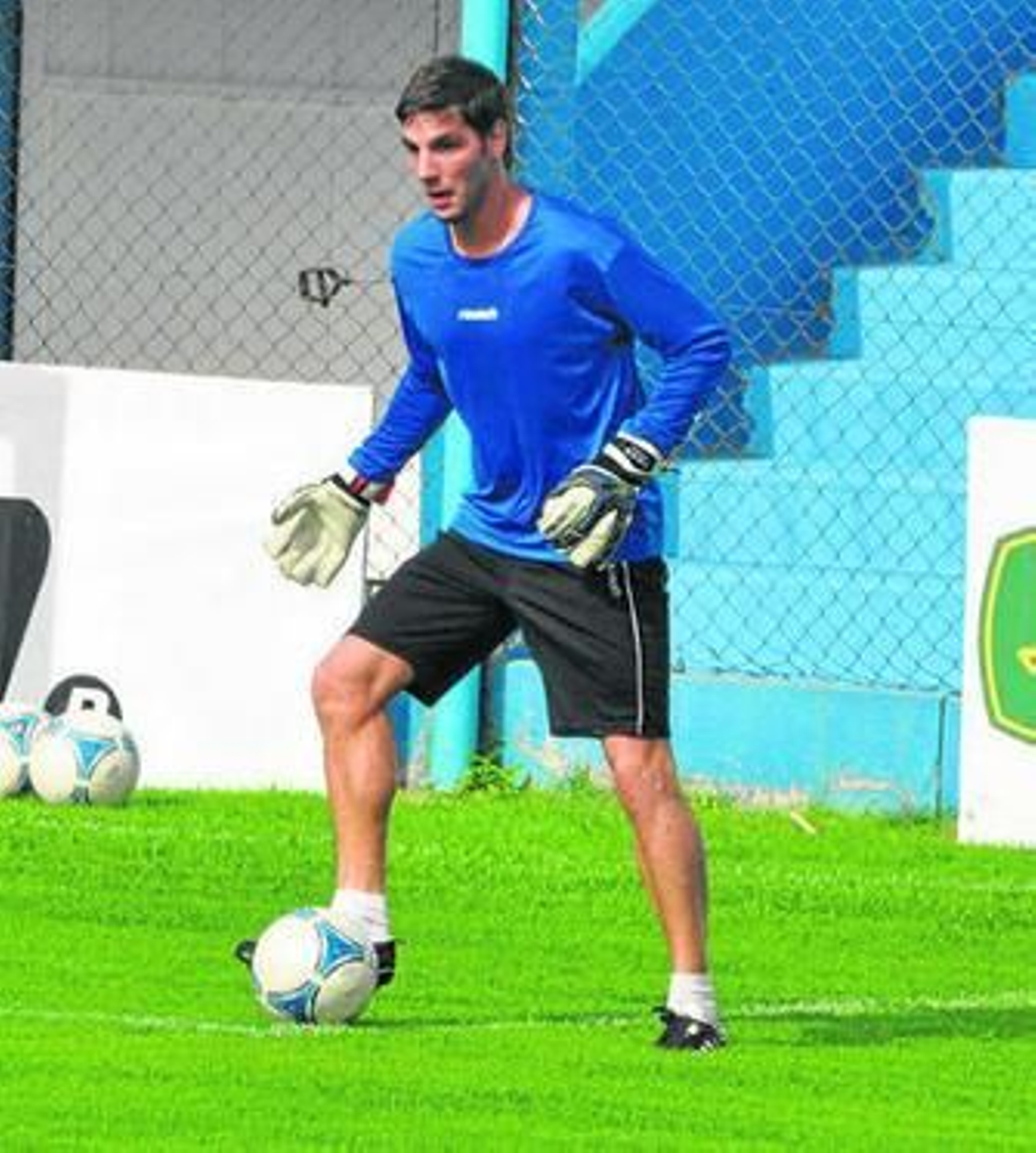 Guillermo Sara controla el balón en un entrenamiento con el Atlético de Rafaela.