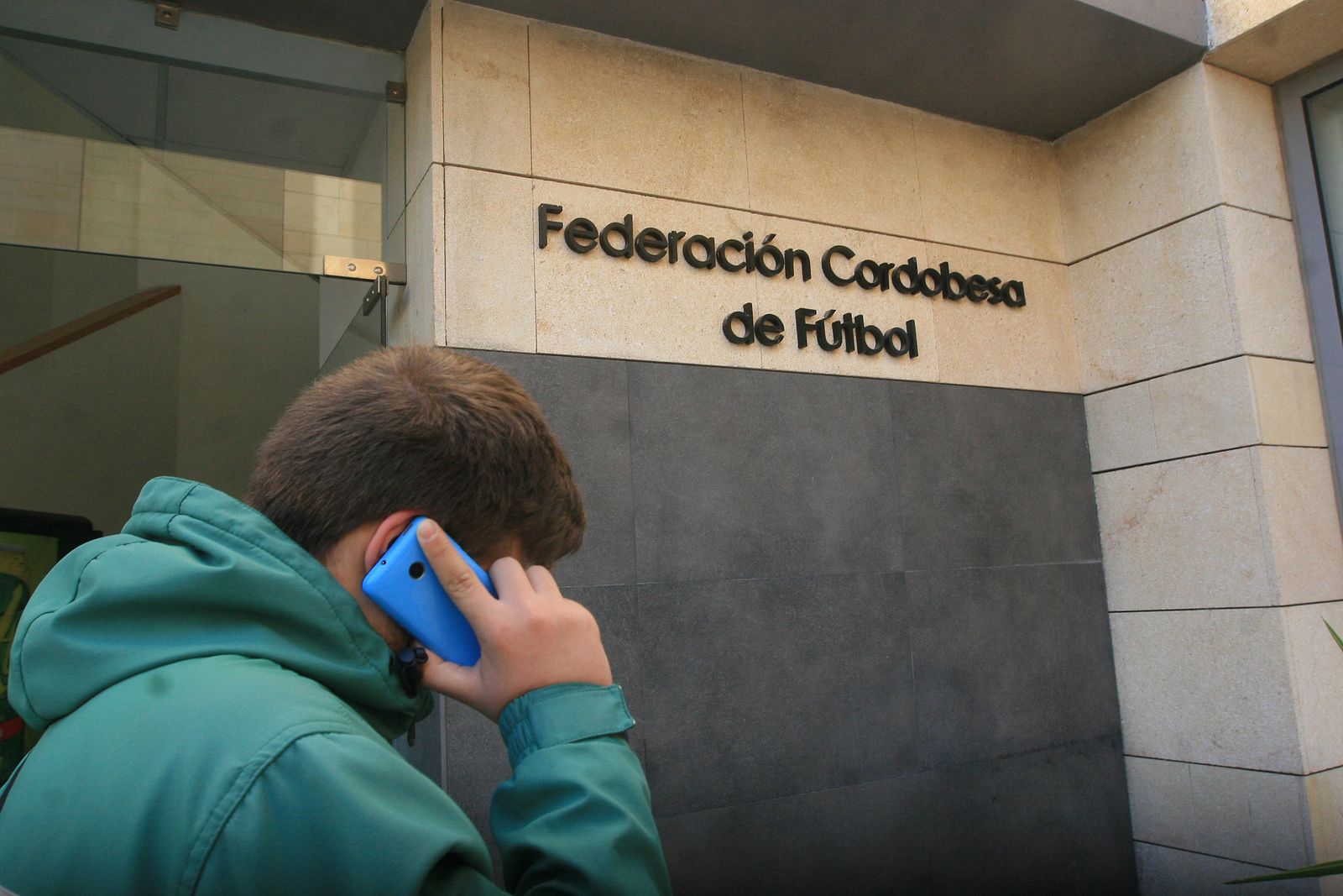 Una persona pasa por delante de la sede de la Federación Cordobesa de Fútbol.