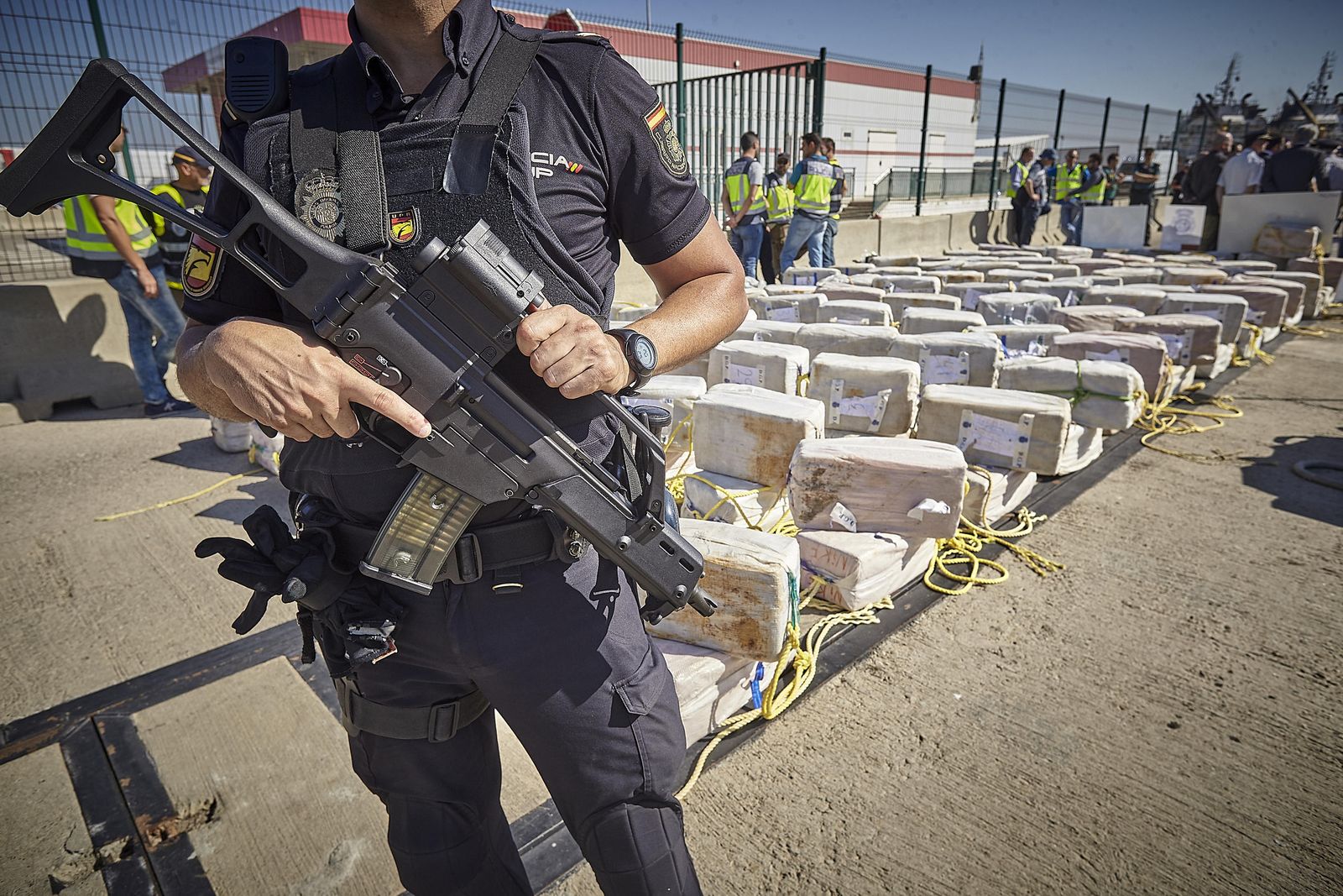 Un agente de la Policía Nacional custodia el alijo del buque 'Thoran', intervenido en octubre de 2017 y descargado en el puerto de Cádiz.
