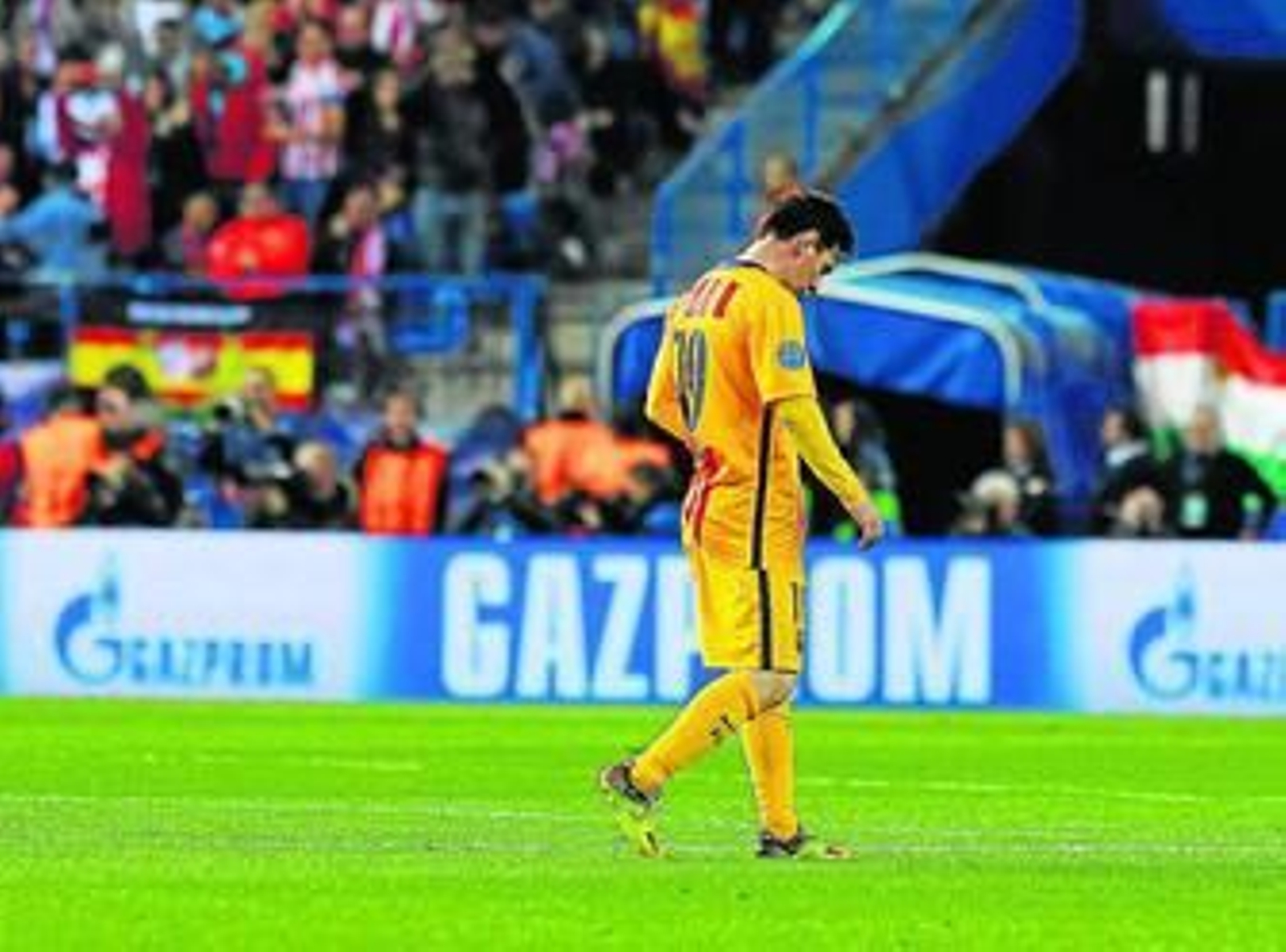 Messi camina cabizbajo por el césped del Vicente Calderón sin hallar las explicaciones a la derrota.