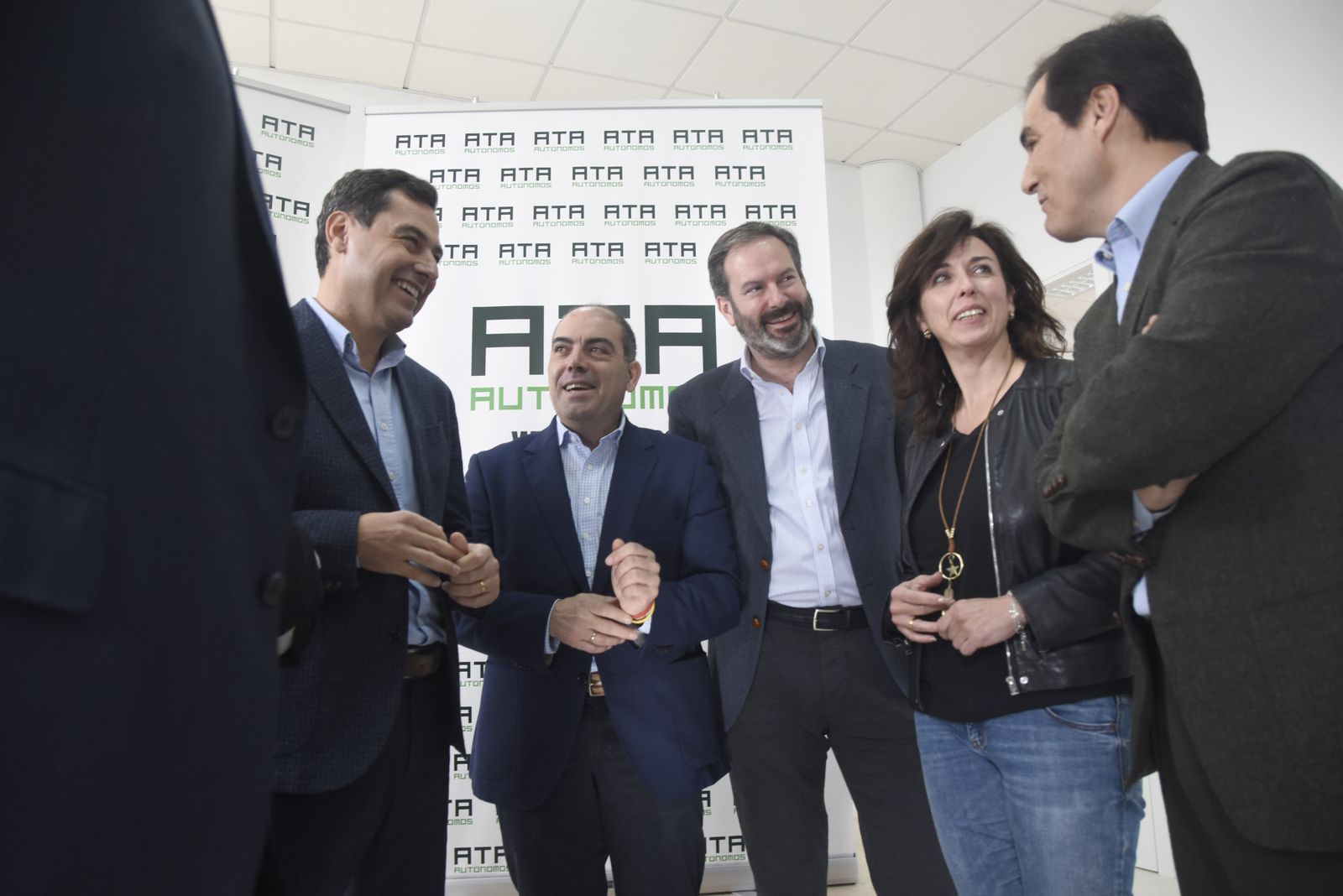 Juanma Moreno se reúne con la Junta Directiva de ATA en Córdoba.