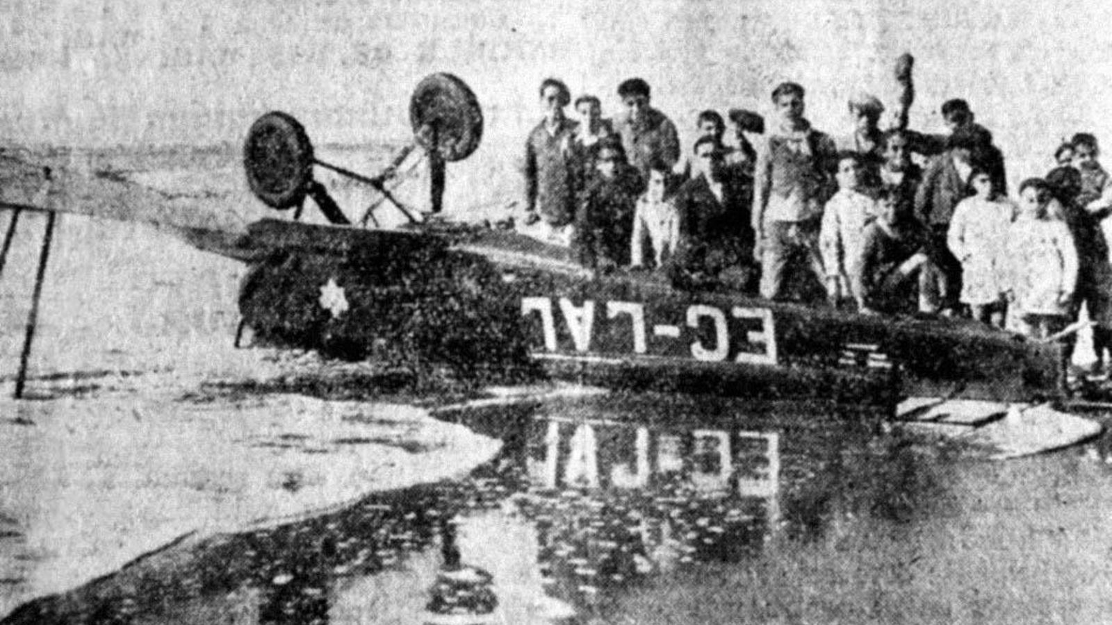 Accidente de avioneta en la playa, en el año 1934.