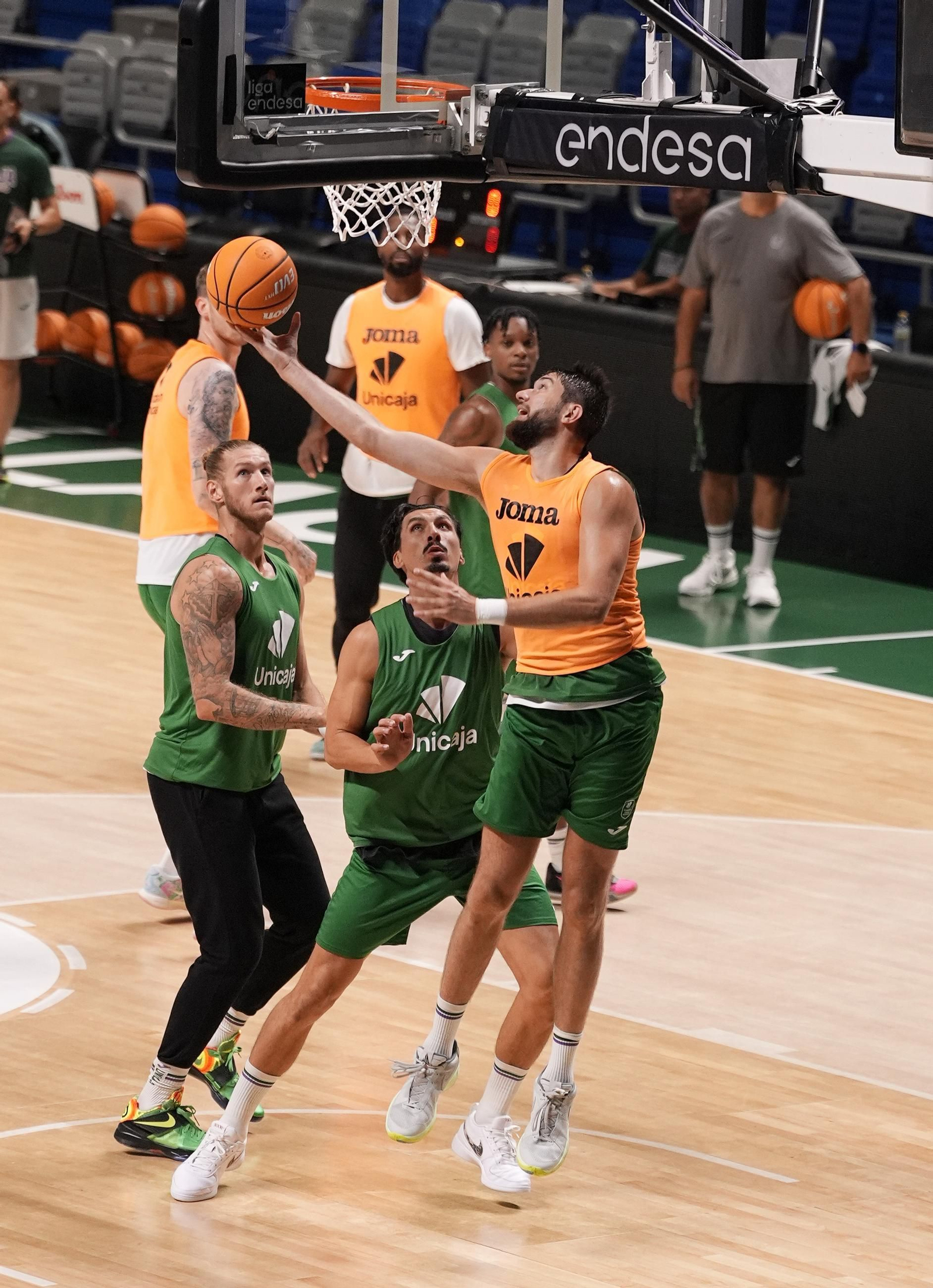 El Unicaja trabaja en el Carpena y enfila el derbi