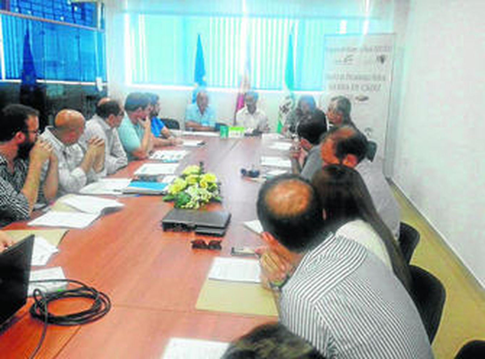 El delegado territorial de Agricultura, con los alcaldes de la Sierra, durante la reunión para planificar la estrategia.