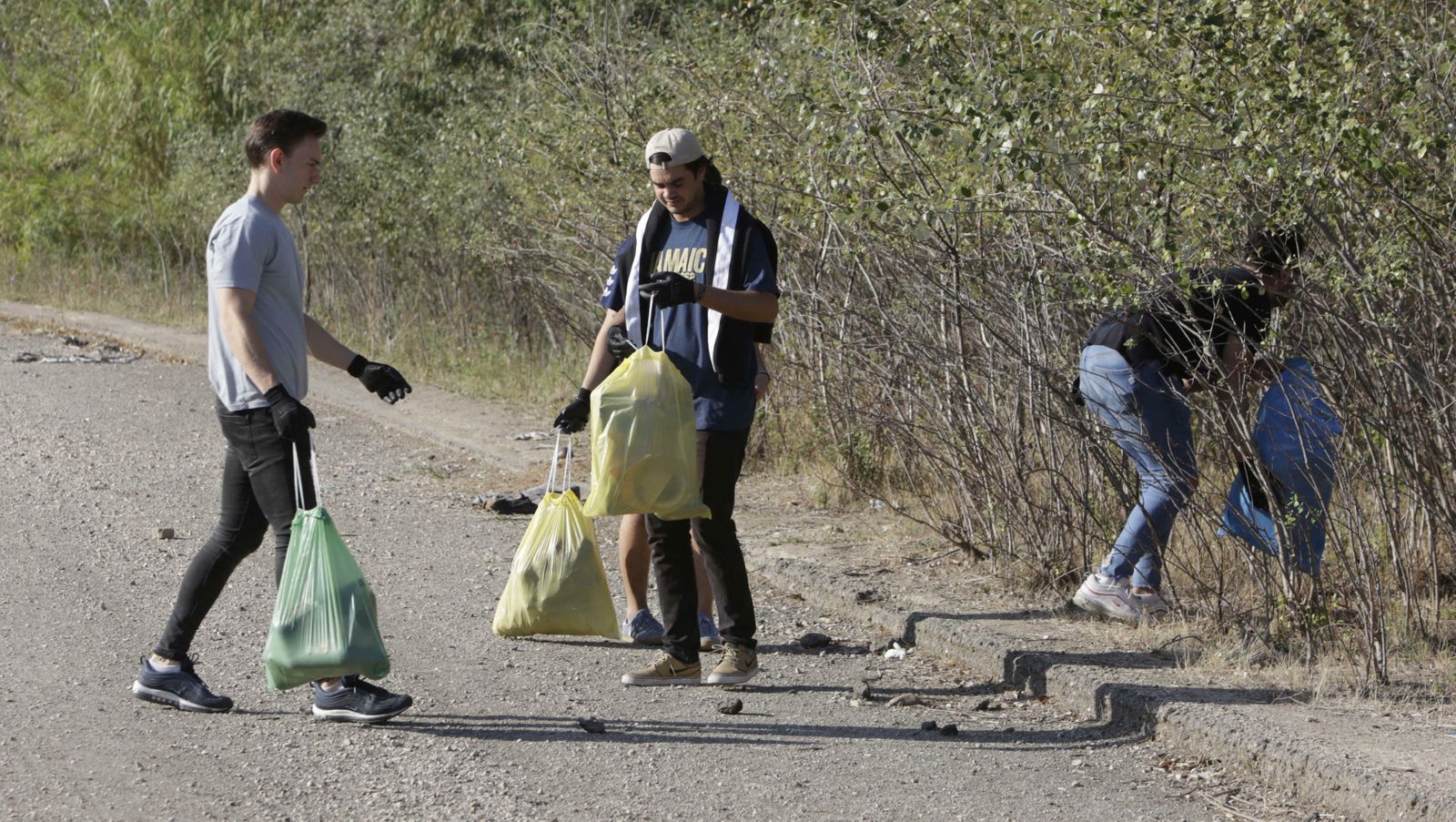 Recogida de basuras junto al río por el proyecto Mares Circulares.
