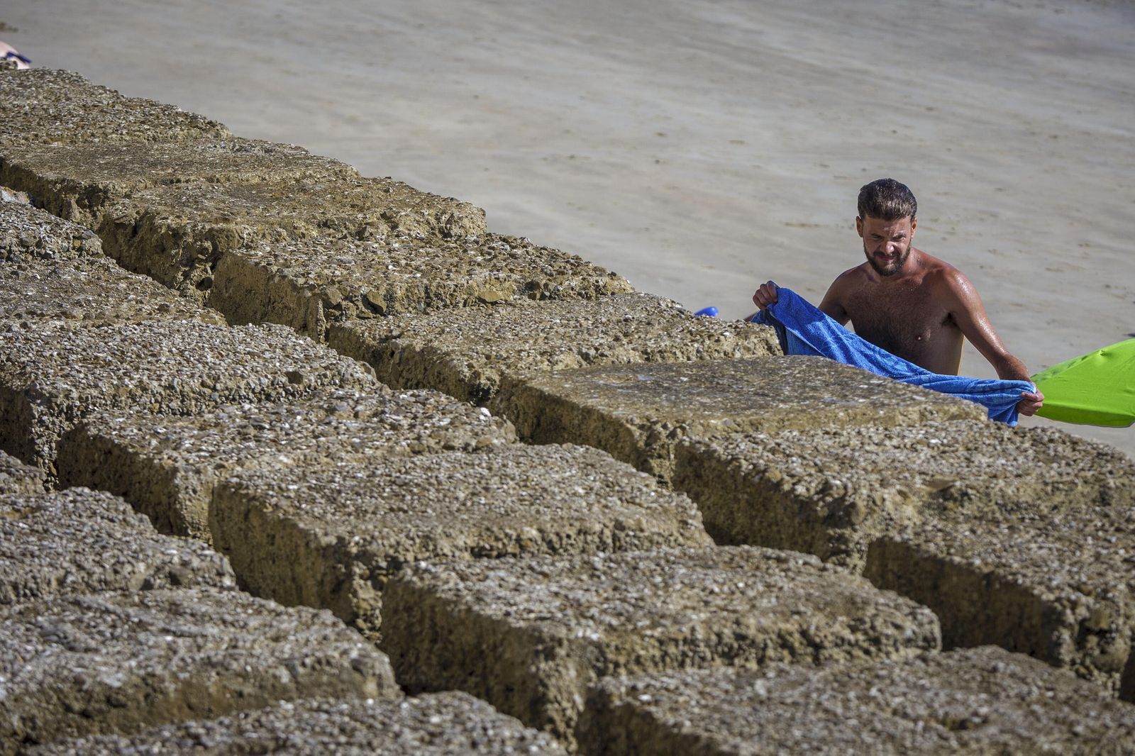 Una tarde de playa junto a los bloques prohibidos de la playa de Santa María del Mar de Cádiz