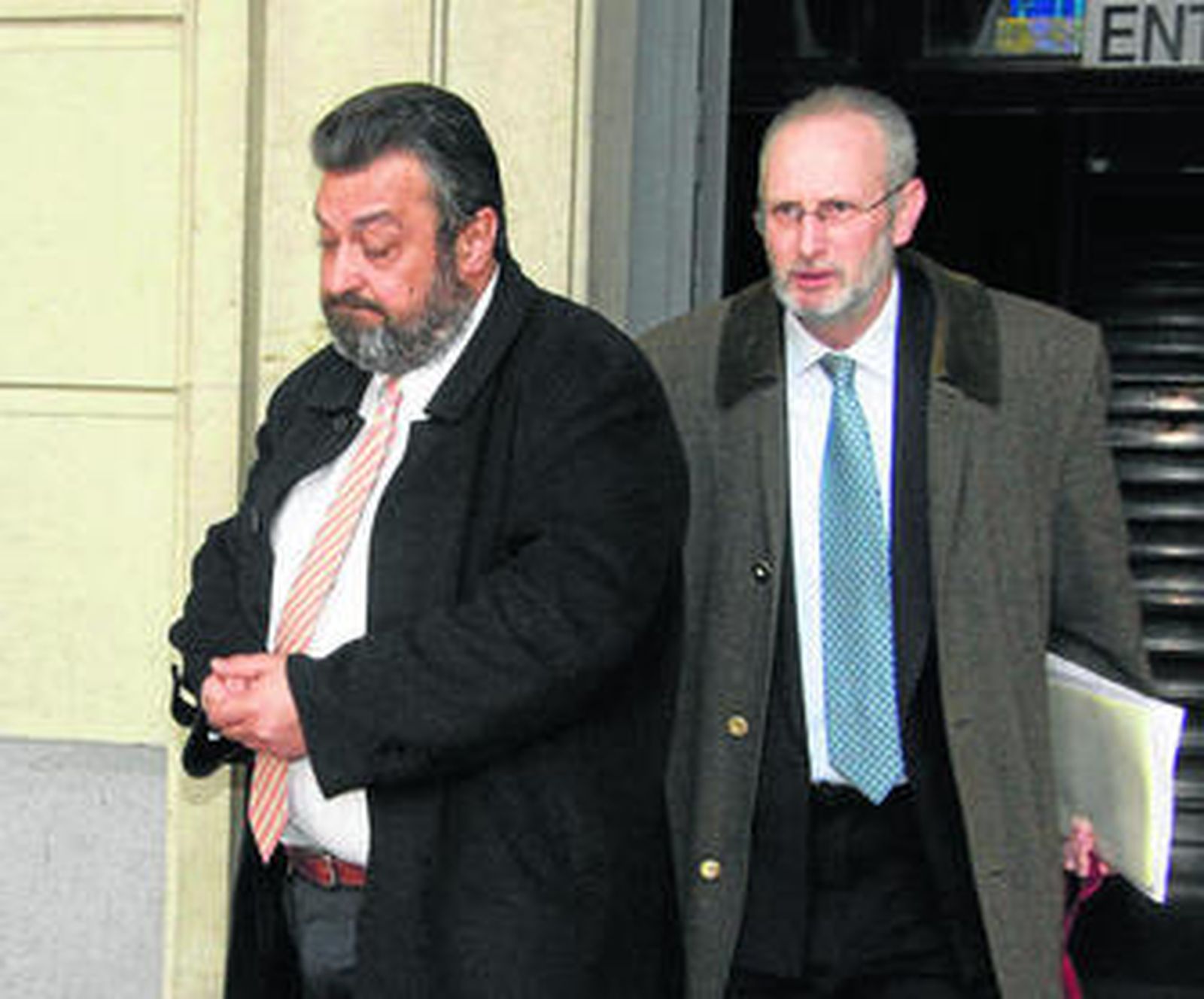 El contratista José Pardo García sale de la Audiencia con su abogado, Javier Prados Castaño.