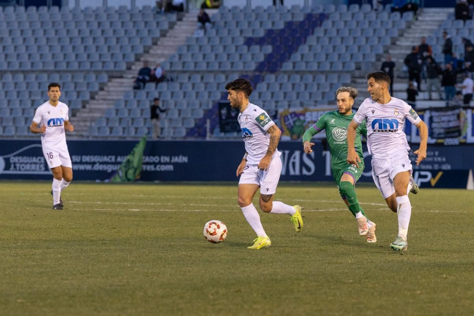 La emoción del triunfo in extremis del Real Jaén ante el Atlético Mancha Real, en imágenes
