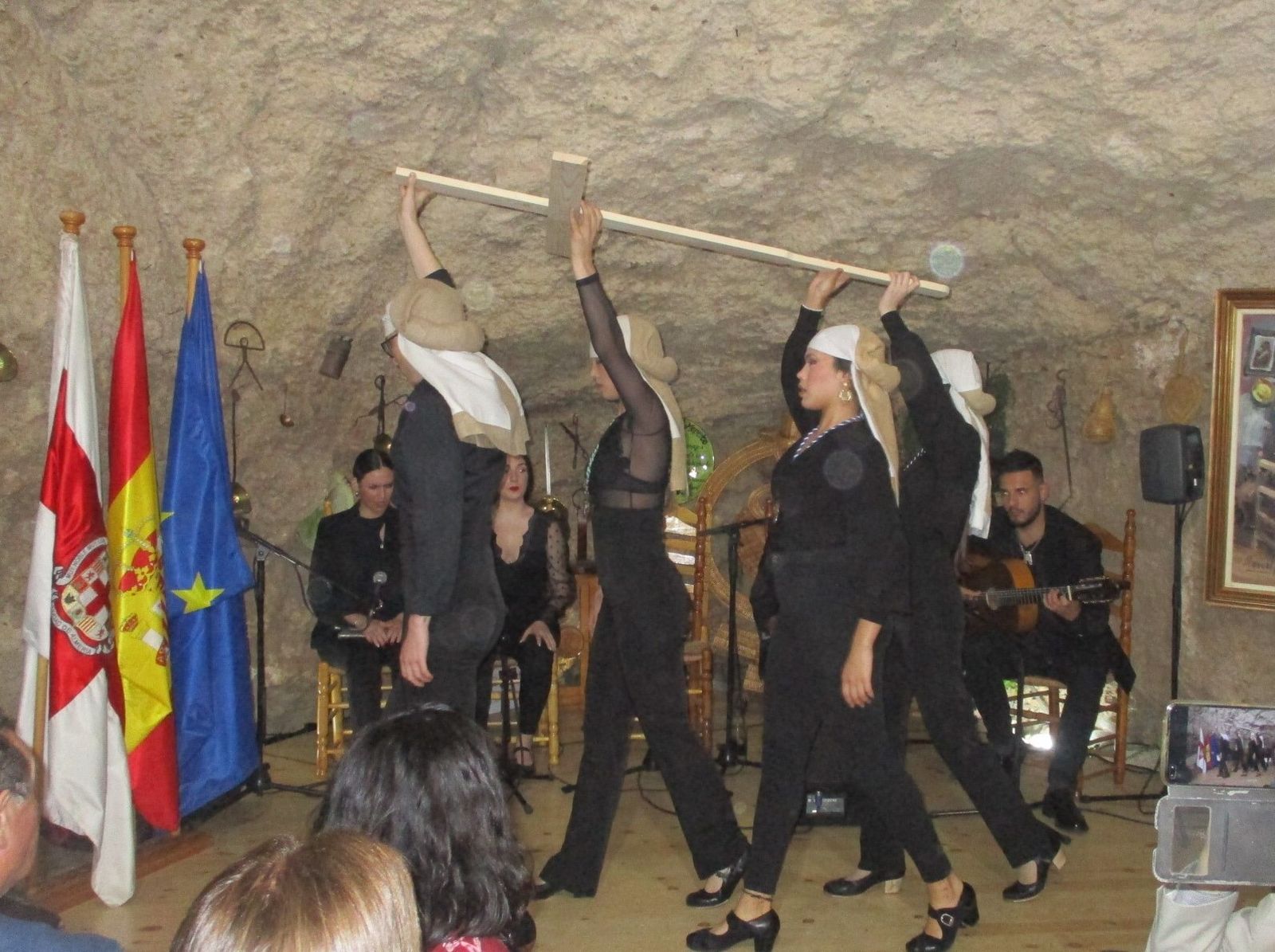 Uno de los ensayos, con las bailaoras portando una cruz.