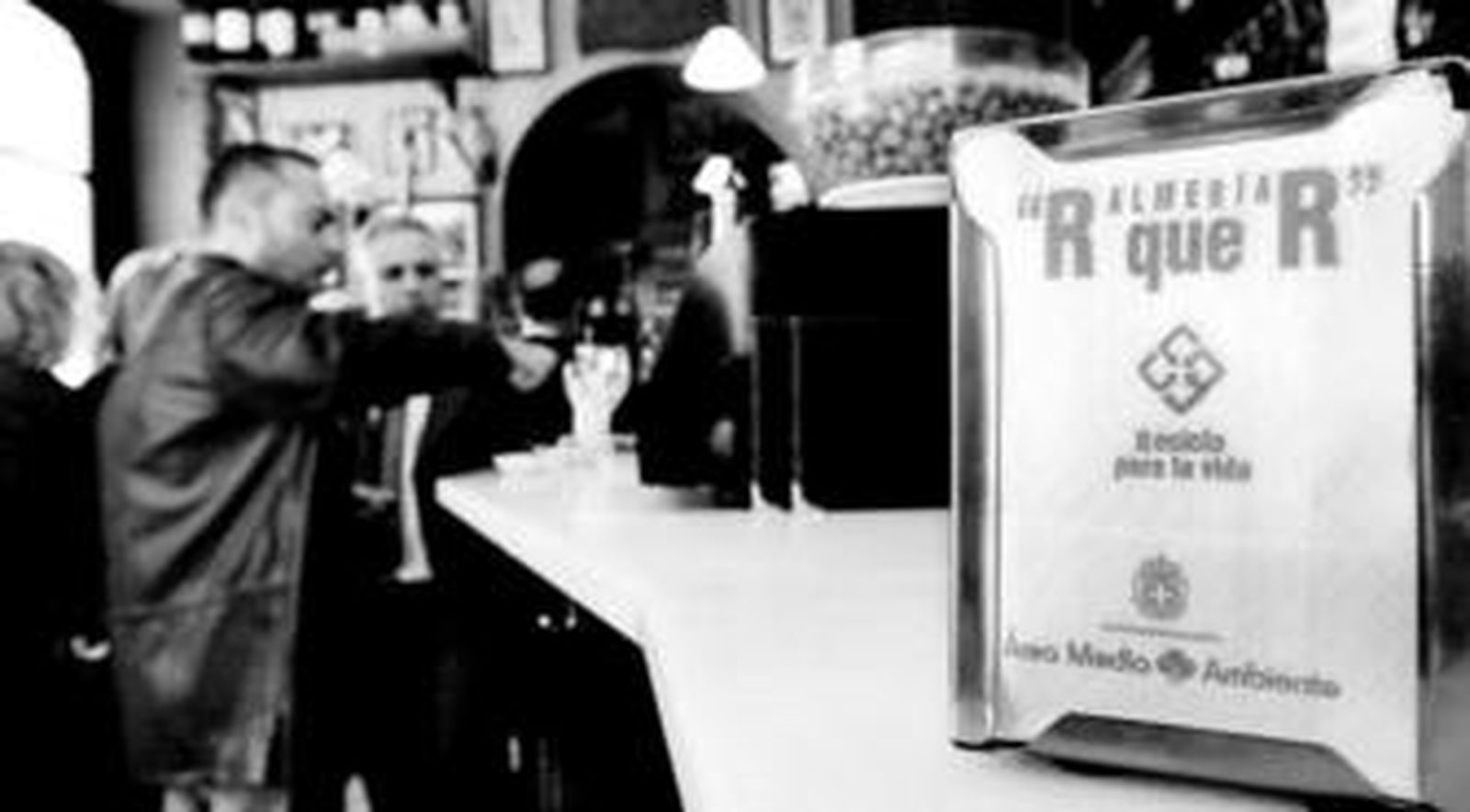 La mayoría de los bares del centro como éste han colocado en sus servilleteros los mensajes de Medio Ambiente.