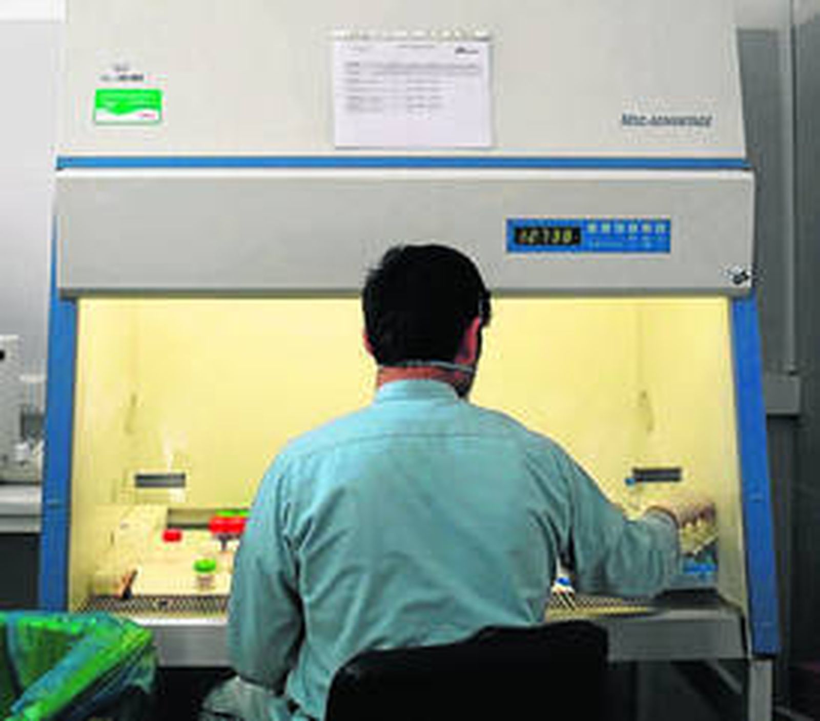 Un técnico de MSF analiza muestras en un hospital de Kandahar, Afganistán.