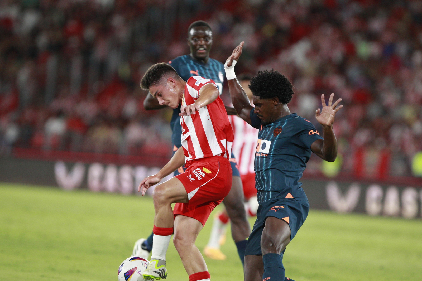 Imágenes del partido de La Liga Ea Sports U.D. Almería-Valencia C.F.