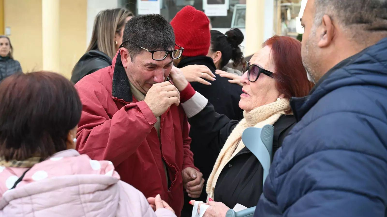 El abuelo de Lucca llora desconsoladamente tras el minuto de silencio en Garrucha.