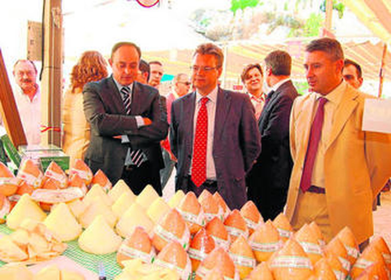 Juan de Dios Serrano, Esteban Morales y Jesús de Prado recorren algunos expositores de la muestra.